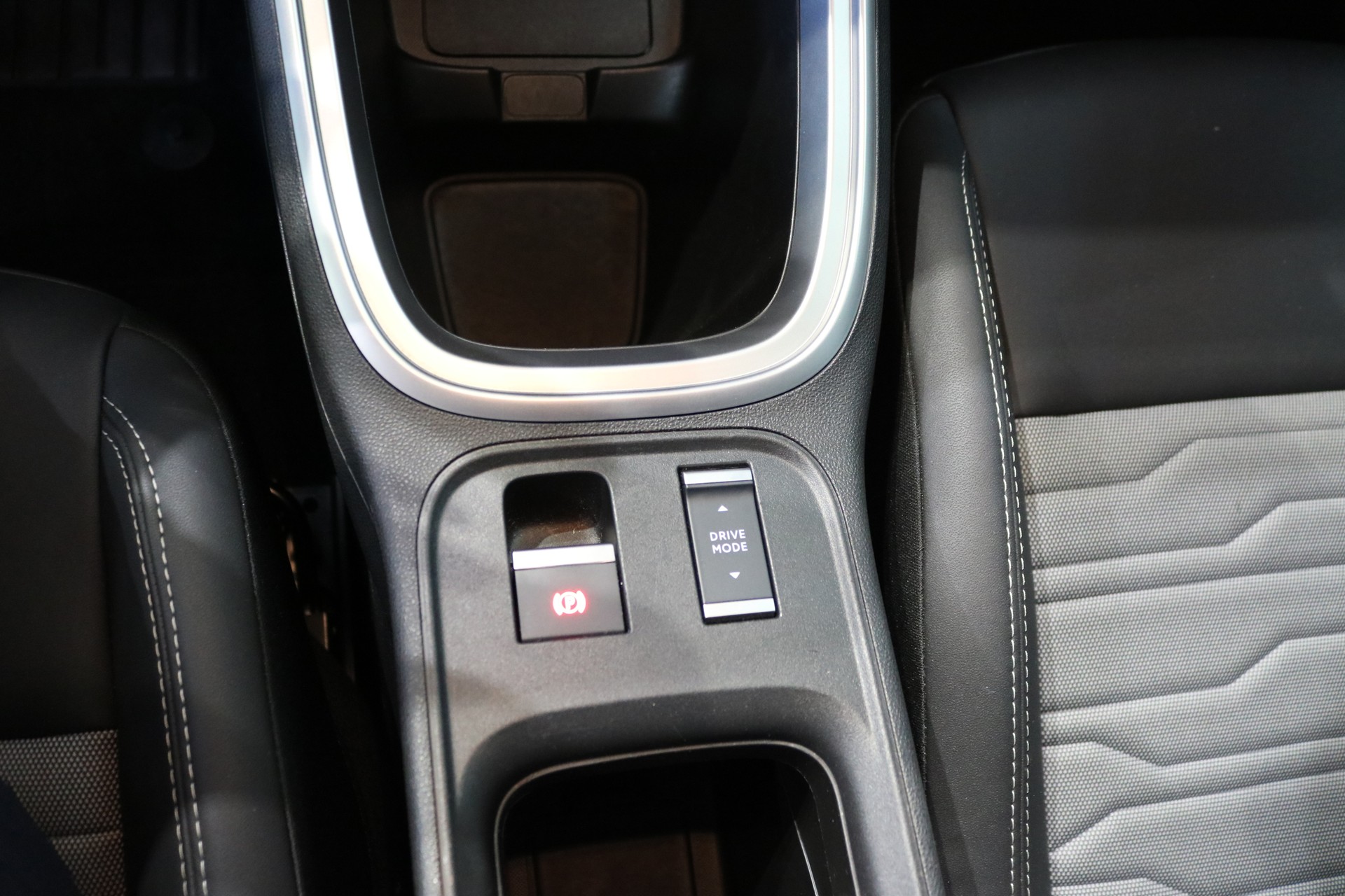 JEEP Avenger 1.2 Turbo MHEV Upland Plus 4xe-image-28