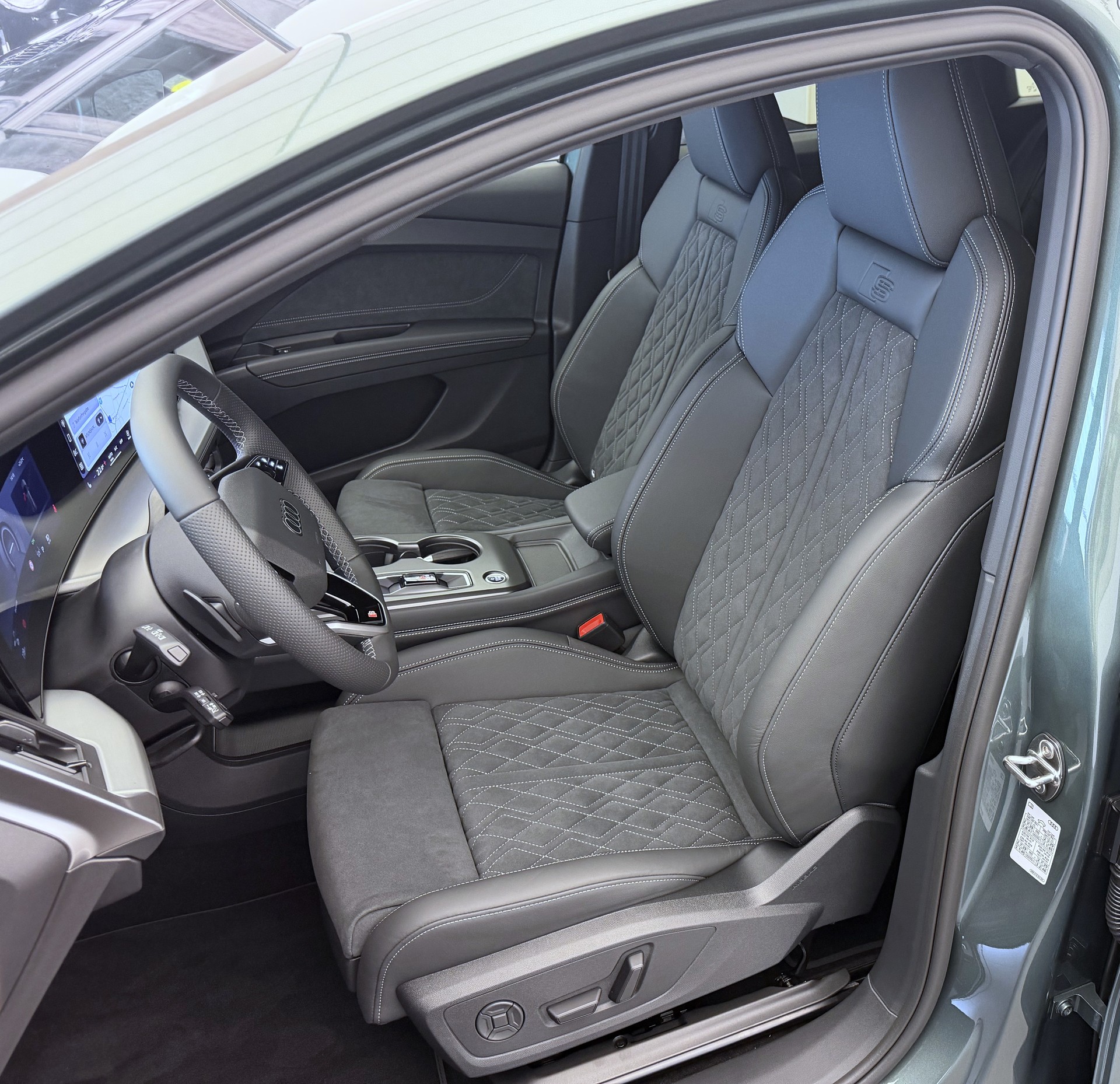AUDI Q4 e-tron SUV quattro performance Swiss Ski-image-5