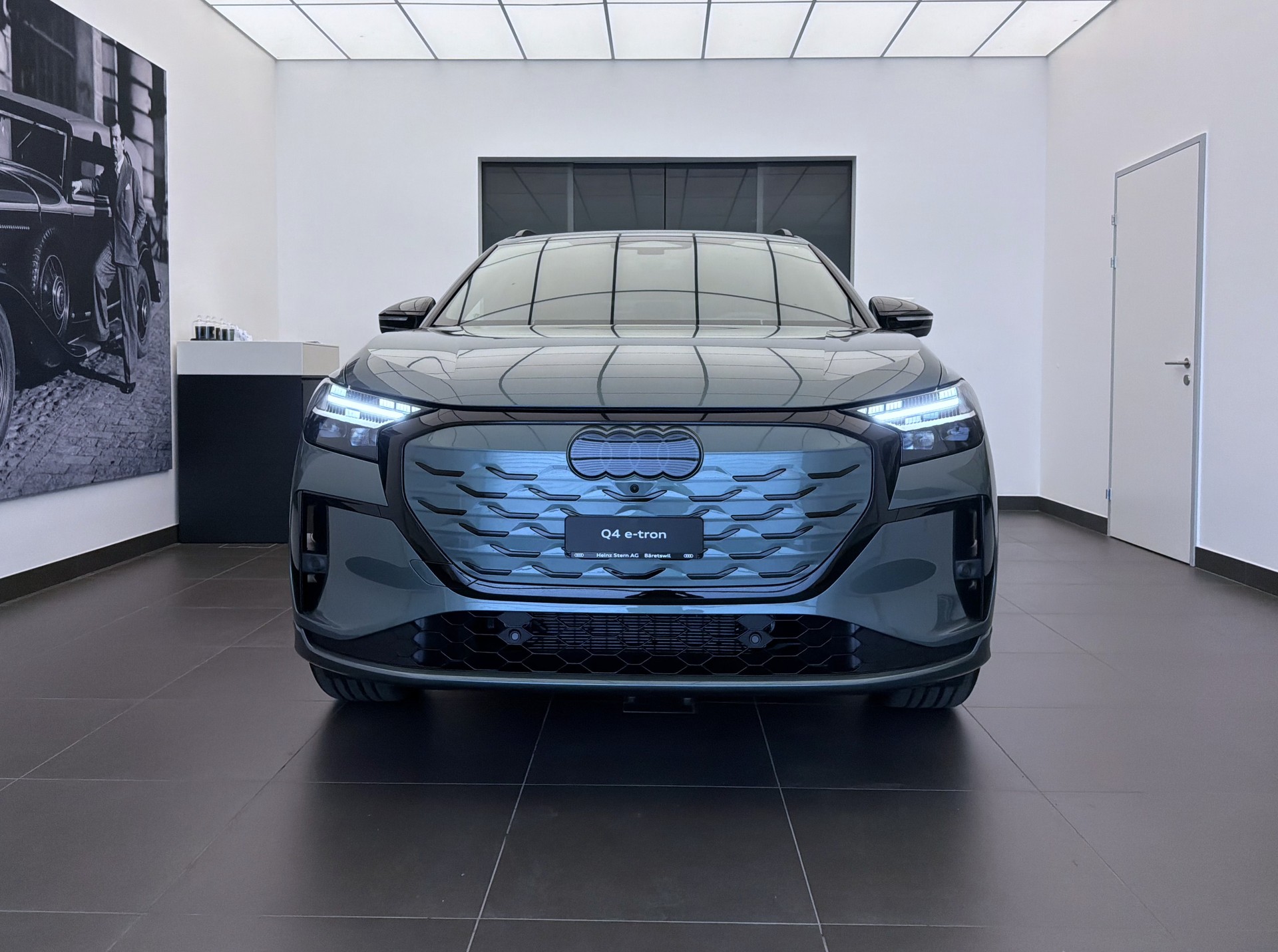 AUDI Q4 e-tron SUV quattro performance Swiss Ski-image-1