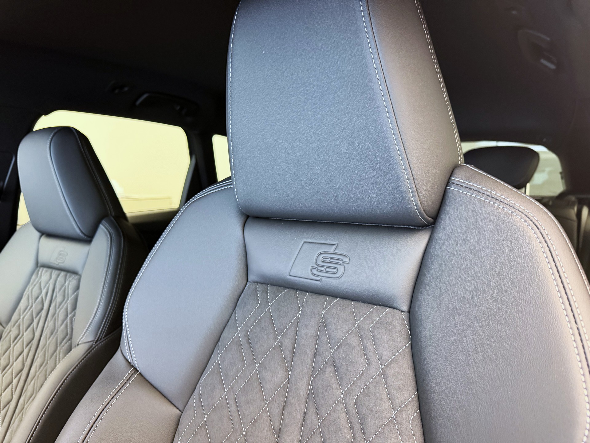 AUDI Q4 e-tron SUV quattro performance Swiss Ski-image-6