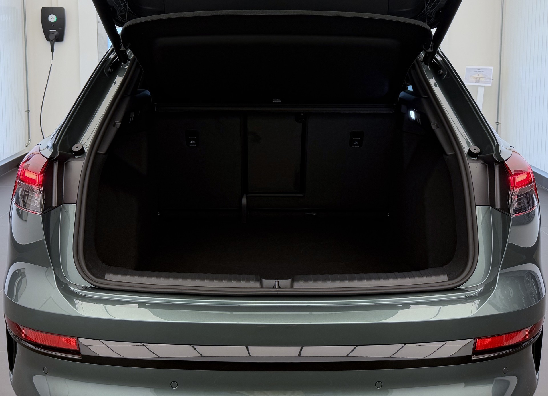 AUDI Q4 e-tron SUV quattro performance Swiss Ski-image-19