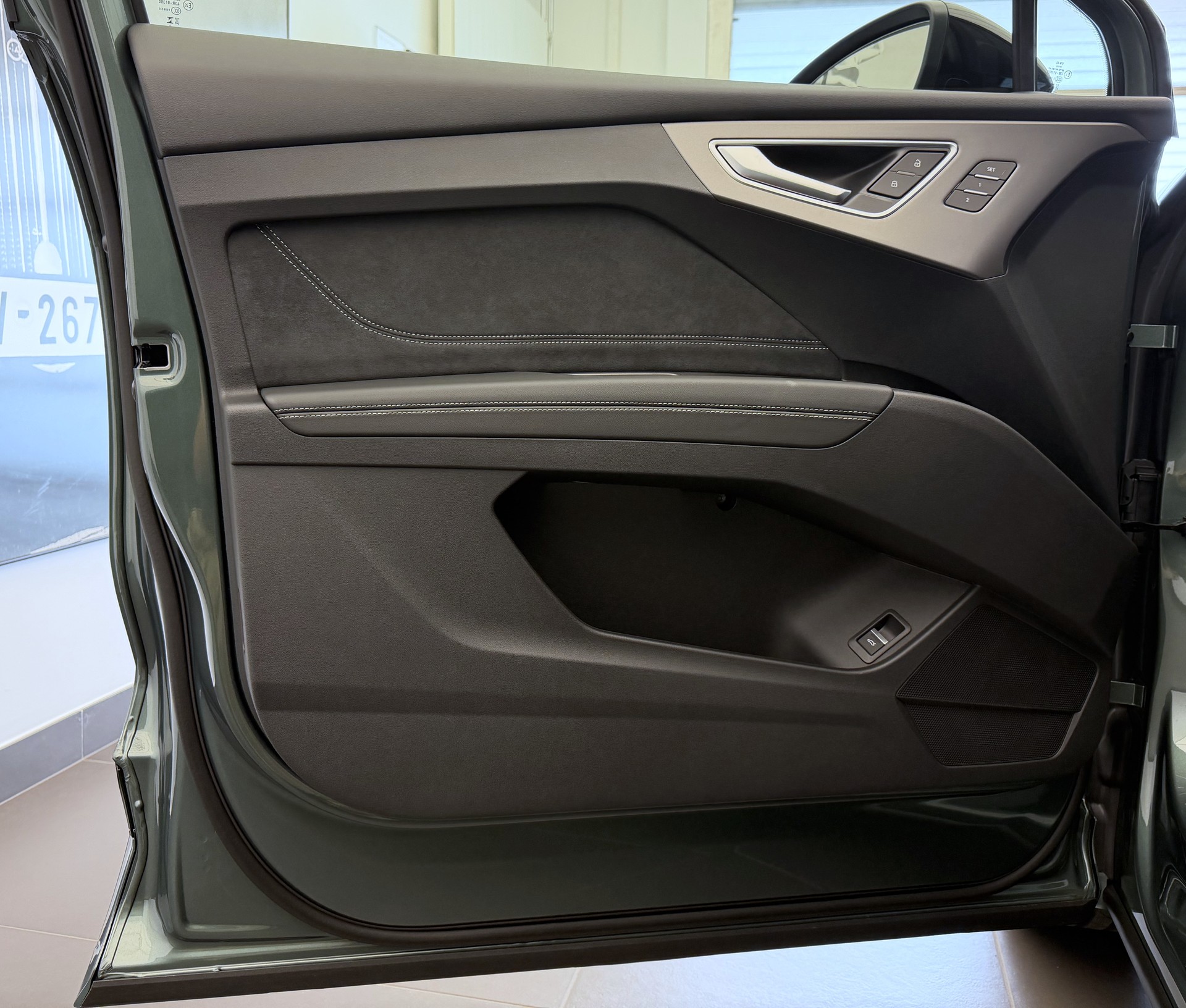 AUDI Q4 e-tron SUV quattro performance Swiss Ski-image-3