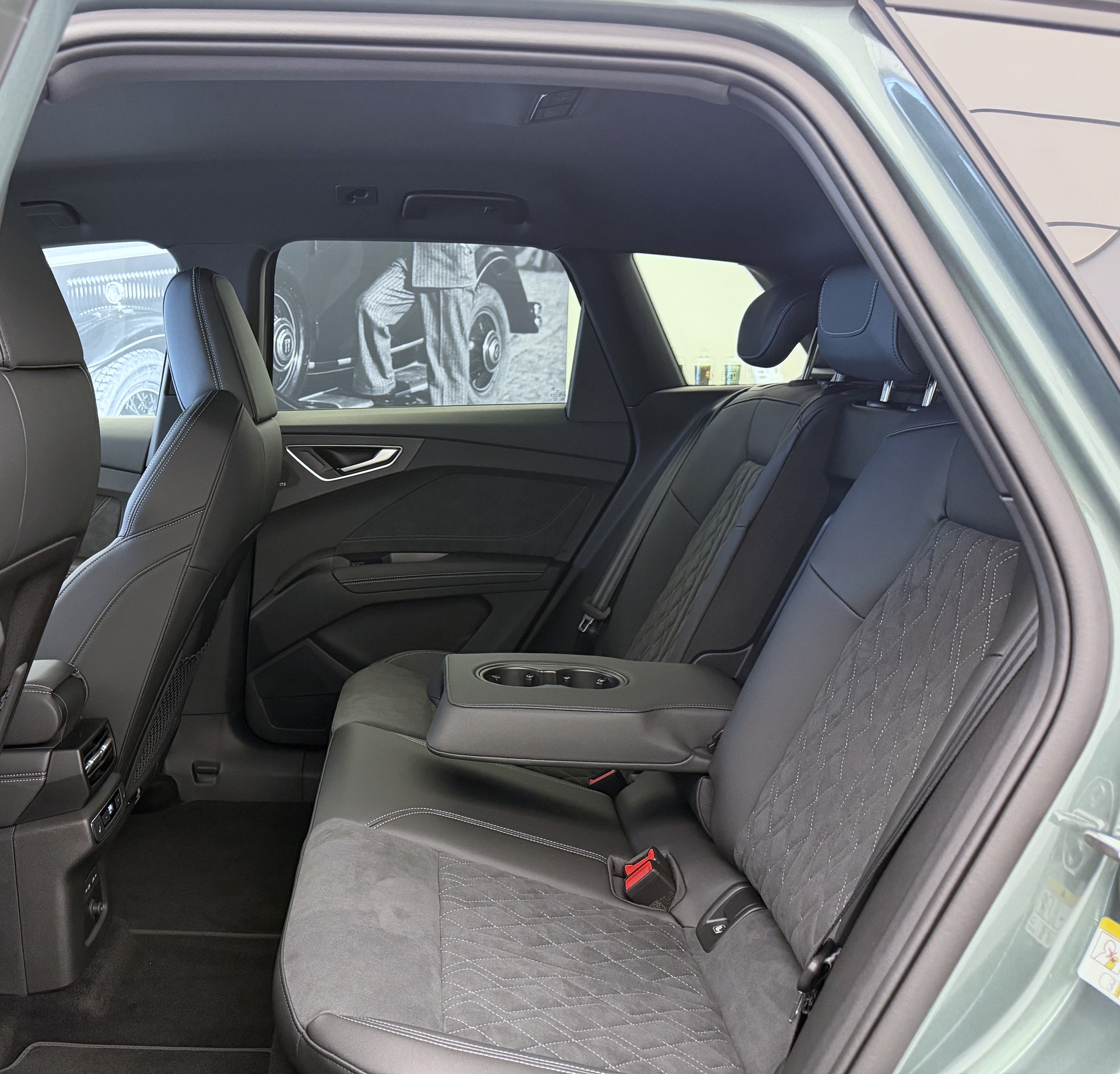AUDI Q4 e-tron SUV quattro performance Swiss Ski-image-21