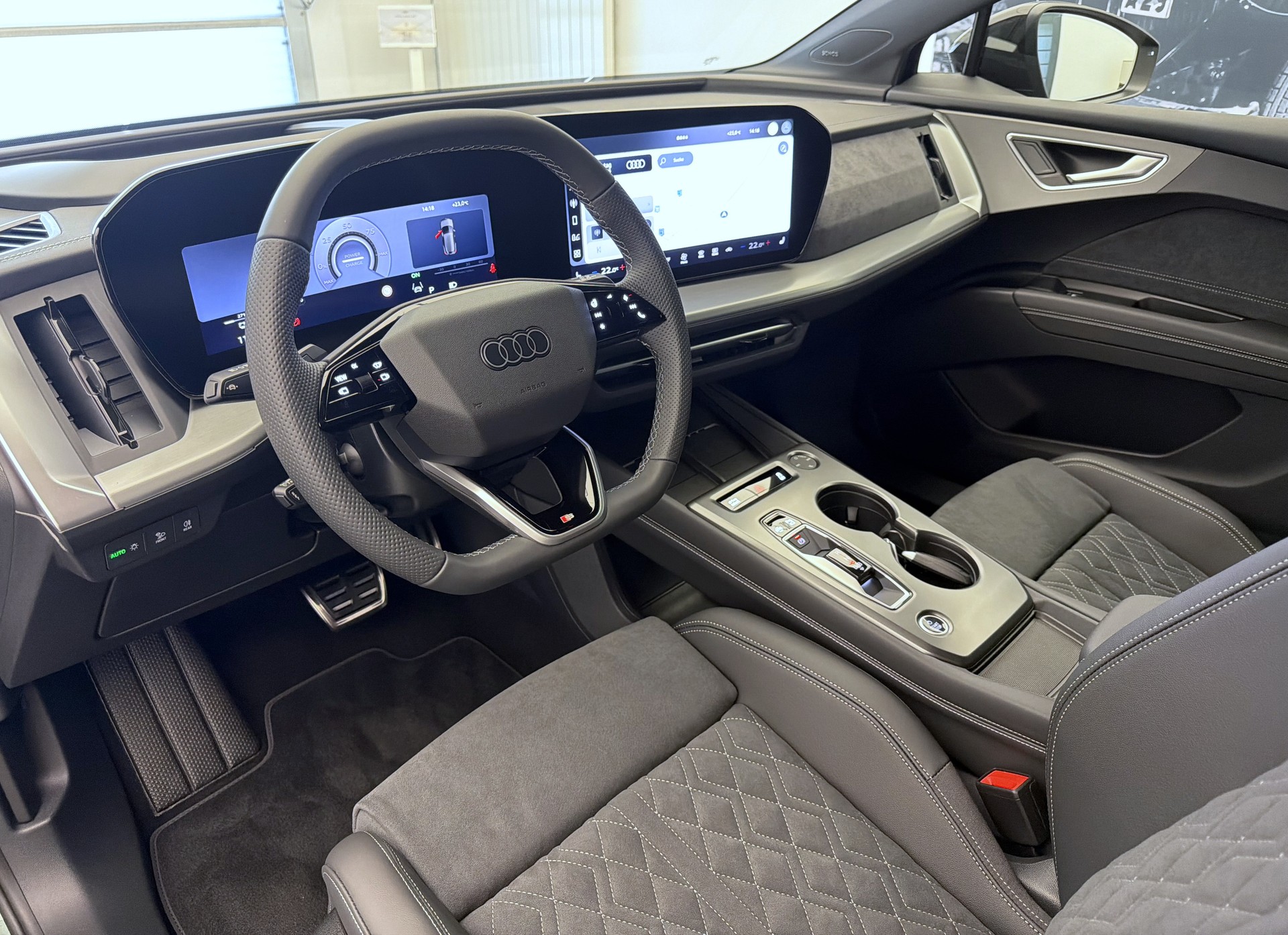 AUDI Q4 e-tron SUV quattro performance Swiss Ski-image-7
