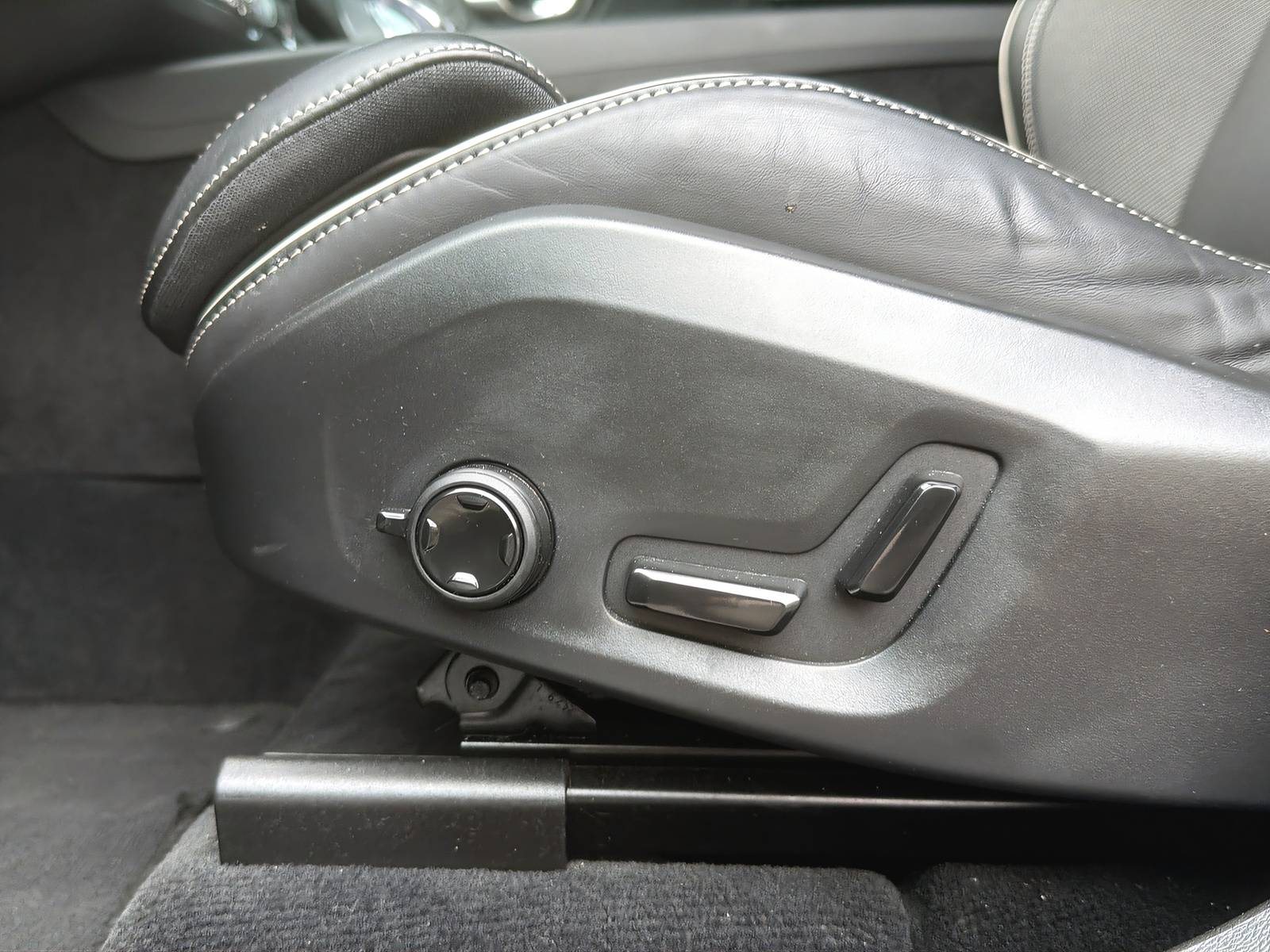 VOLVO XC60 2.0 T8 TE Plus Dark eAWD-image-17
