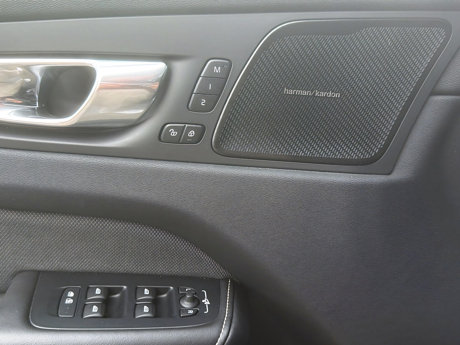 VOLVO XC60 2.0 T8 TE Plus Dark eAWD-image-16