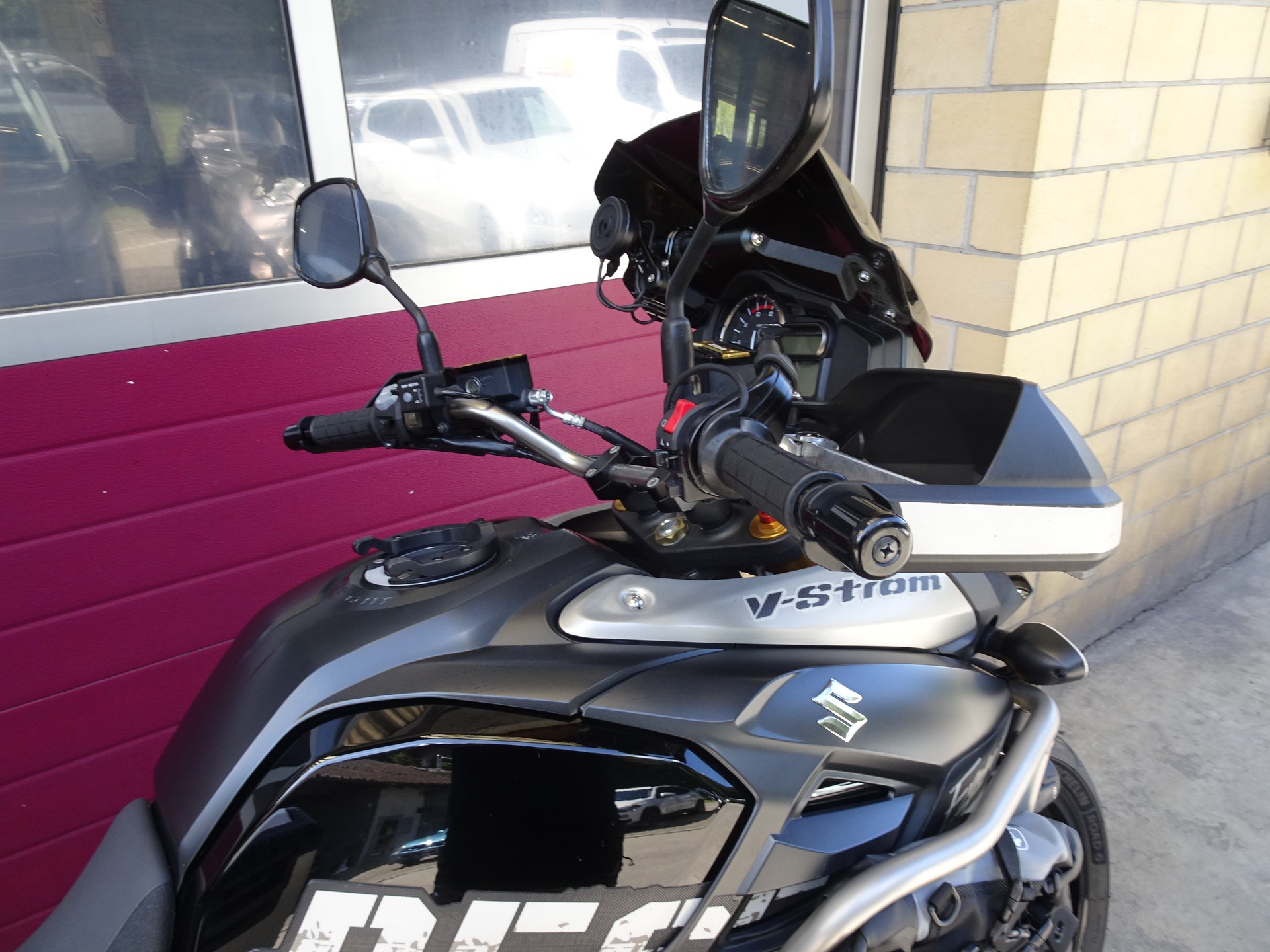 SUZUKI DL 1000 V-Strom Desert-image-4