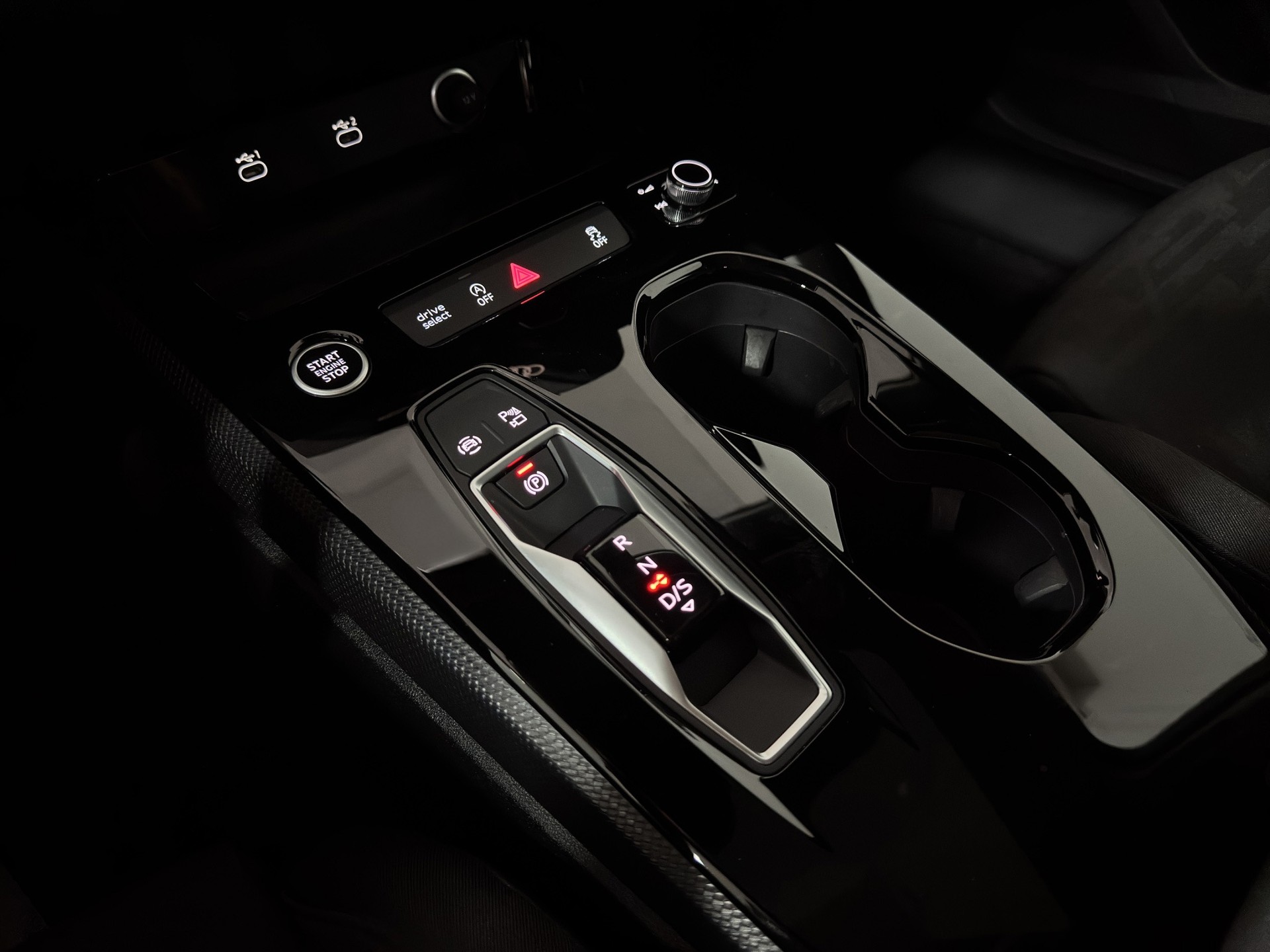 AUDI A5 Limousine 2.0 TFSI S Line S tronic "Panoramadach-RF.-Kamera-Optikpaket schwarz"-image-16