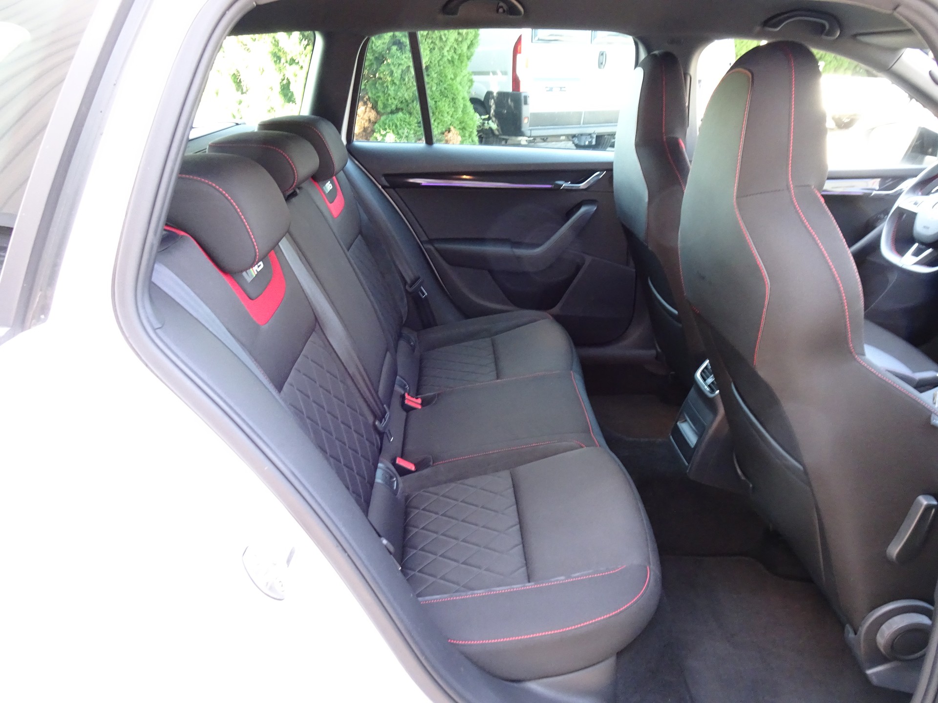 SKODA Octavia Combi 2.0 TDI RS 4x4 DSG-image-10