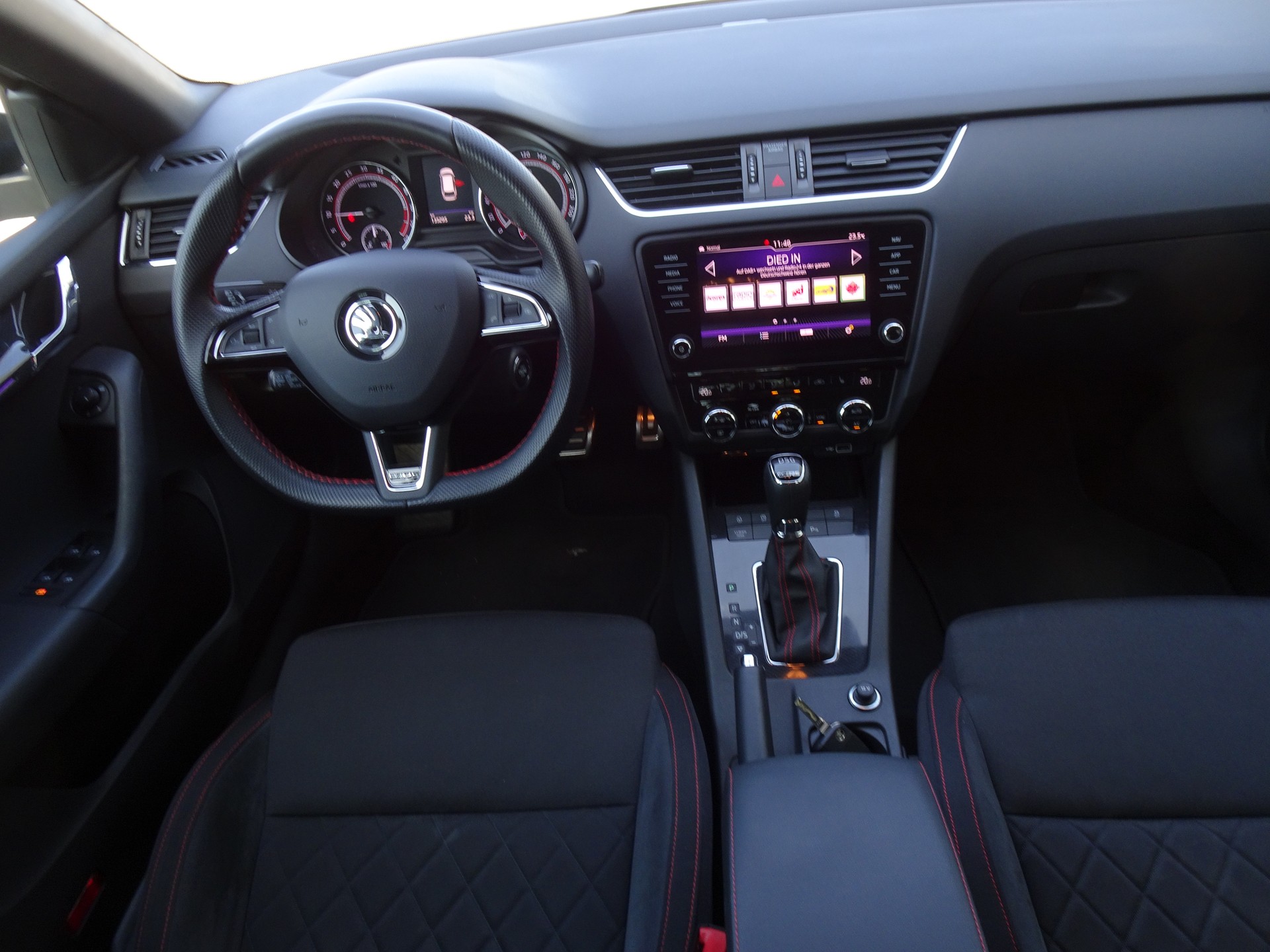 SKODA Octavia Combi 2.0 TDI RS 4x4 DSG-image-9