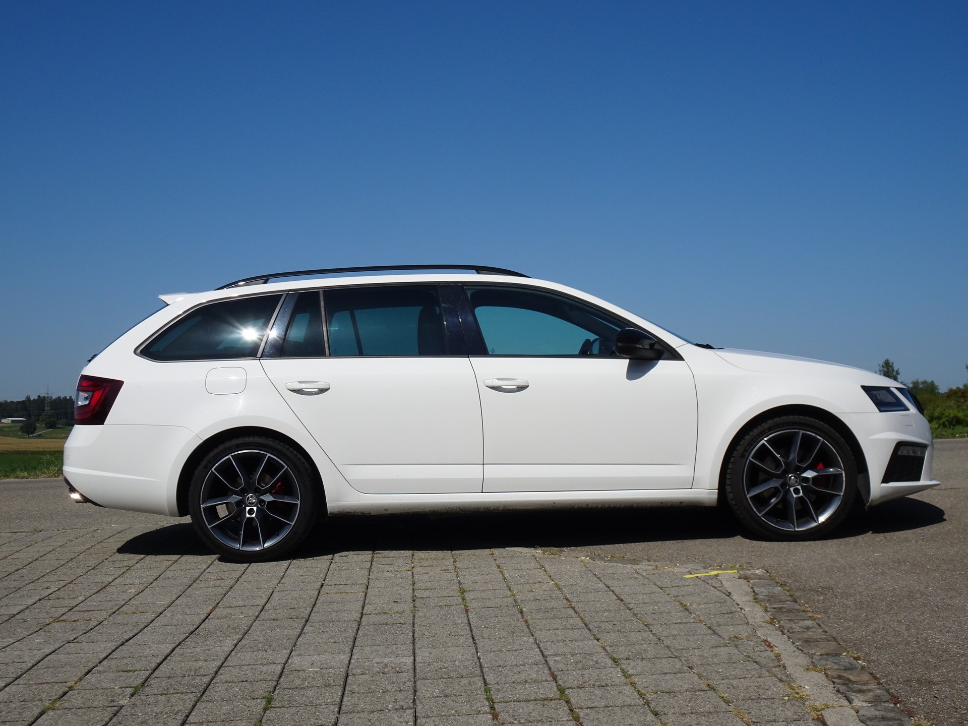 SKODA Octavia Combi 2.0 TDI RS 4x4 DSG-image-4