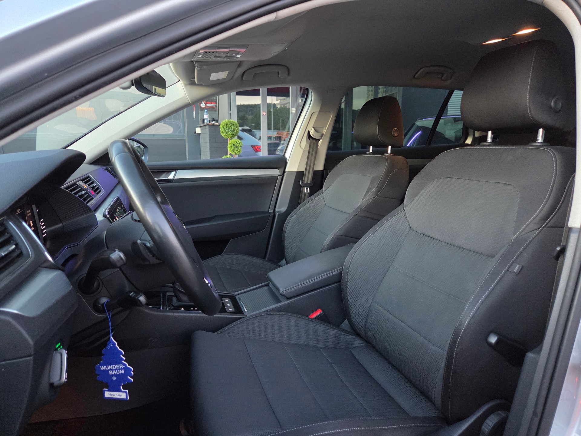 SKODA Superb Combi 2.0 TDi Ambition-image-10