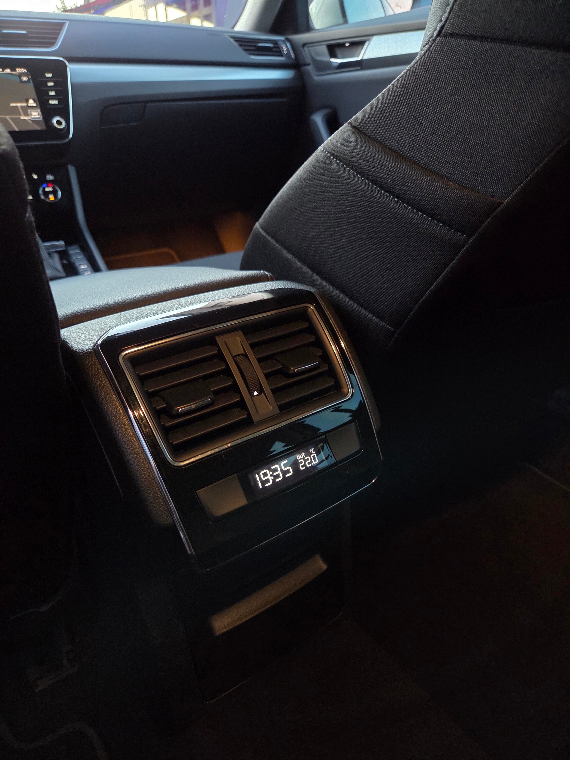 SKODA Superb Combi 2.0 TDi Ambition-image-12