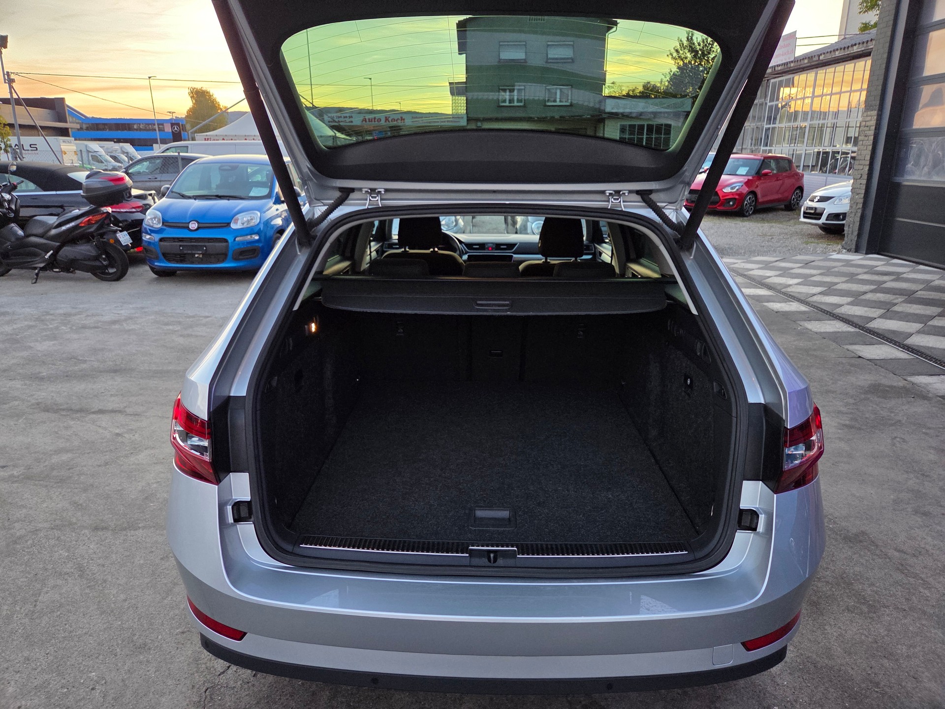 SKODA Superb Combi 2.0 TDi Ambition-image-6