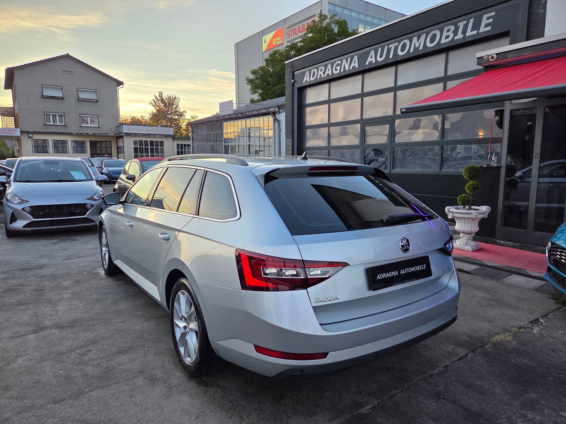 SKODA Superb Combi 2.0 TDi Ambition-image-4