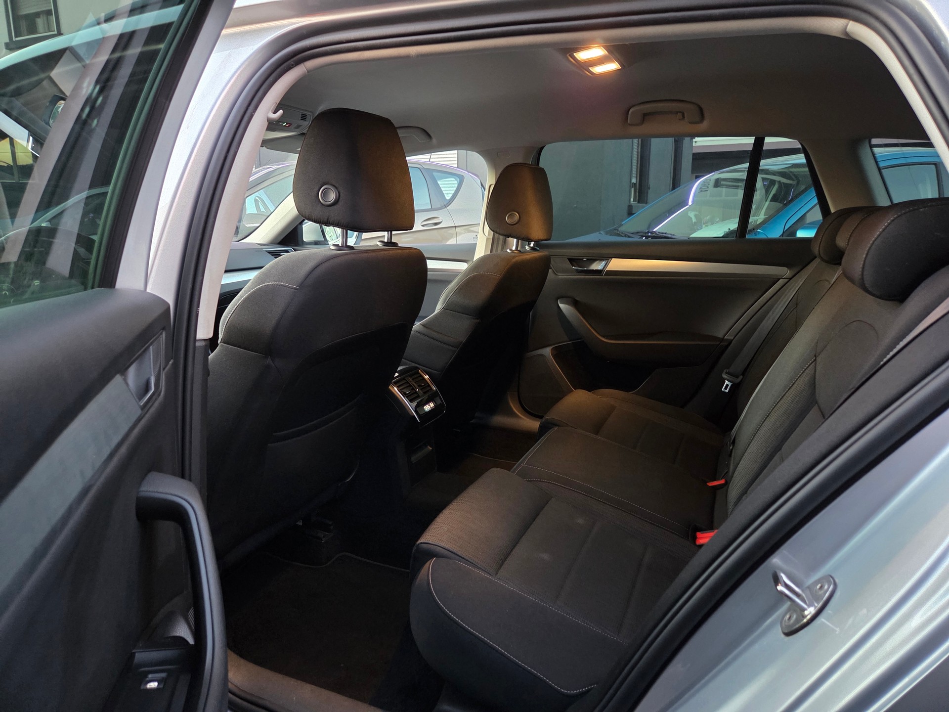 SKODA Superb Combi 2.0 TDi Ambition-image-11