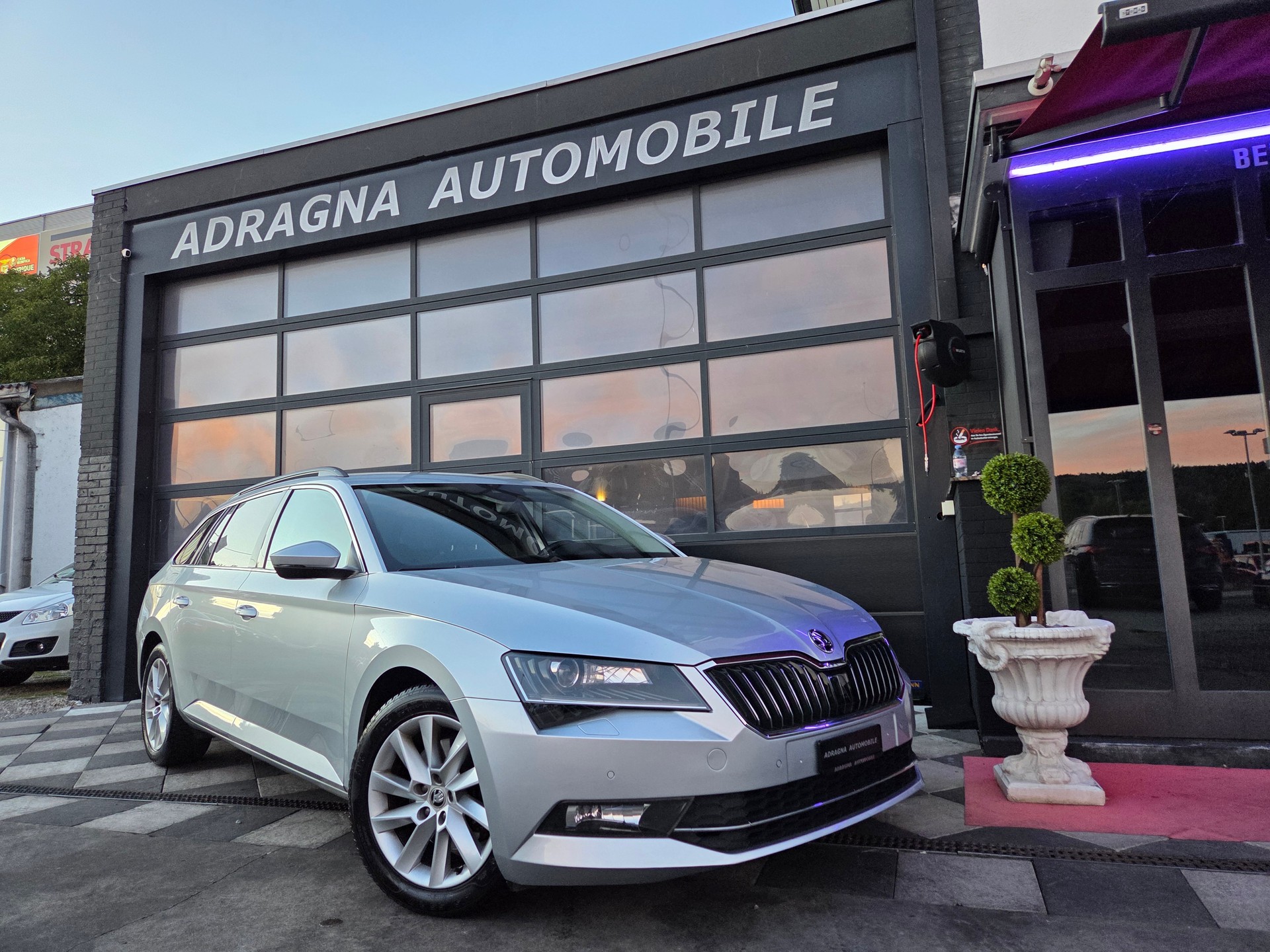 SKODA Superb Combi 2.0 TDi Ambition-image-1