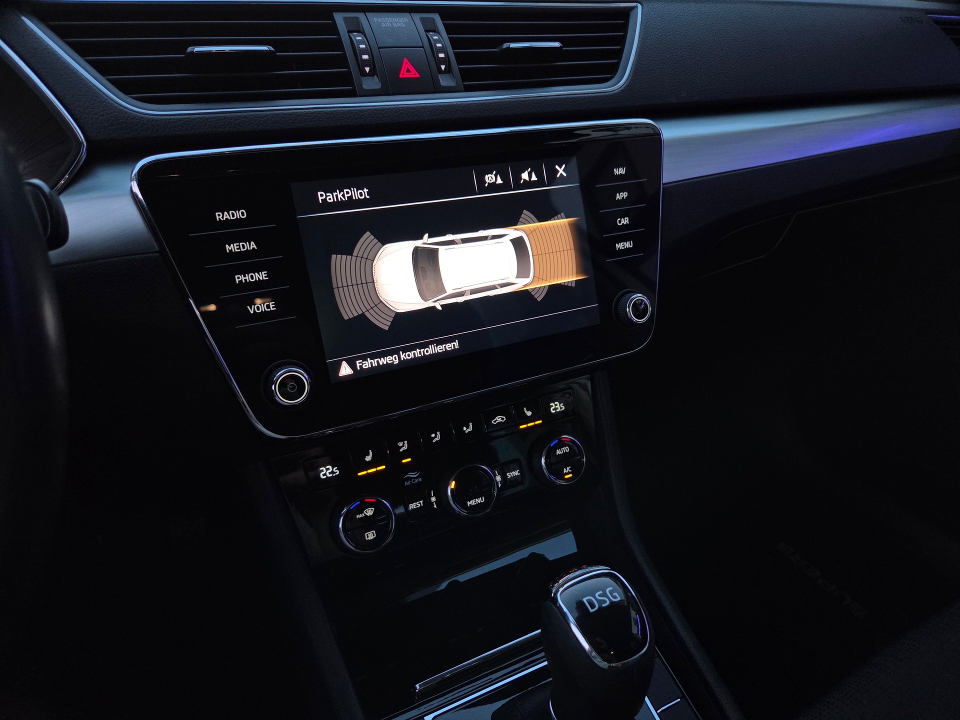 SKODA Superb Combi 2.0 TDi Ambition-image-15