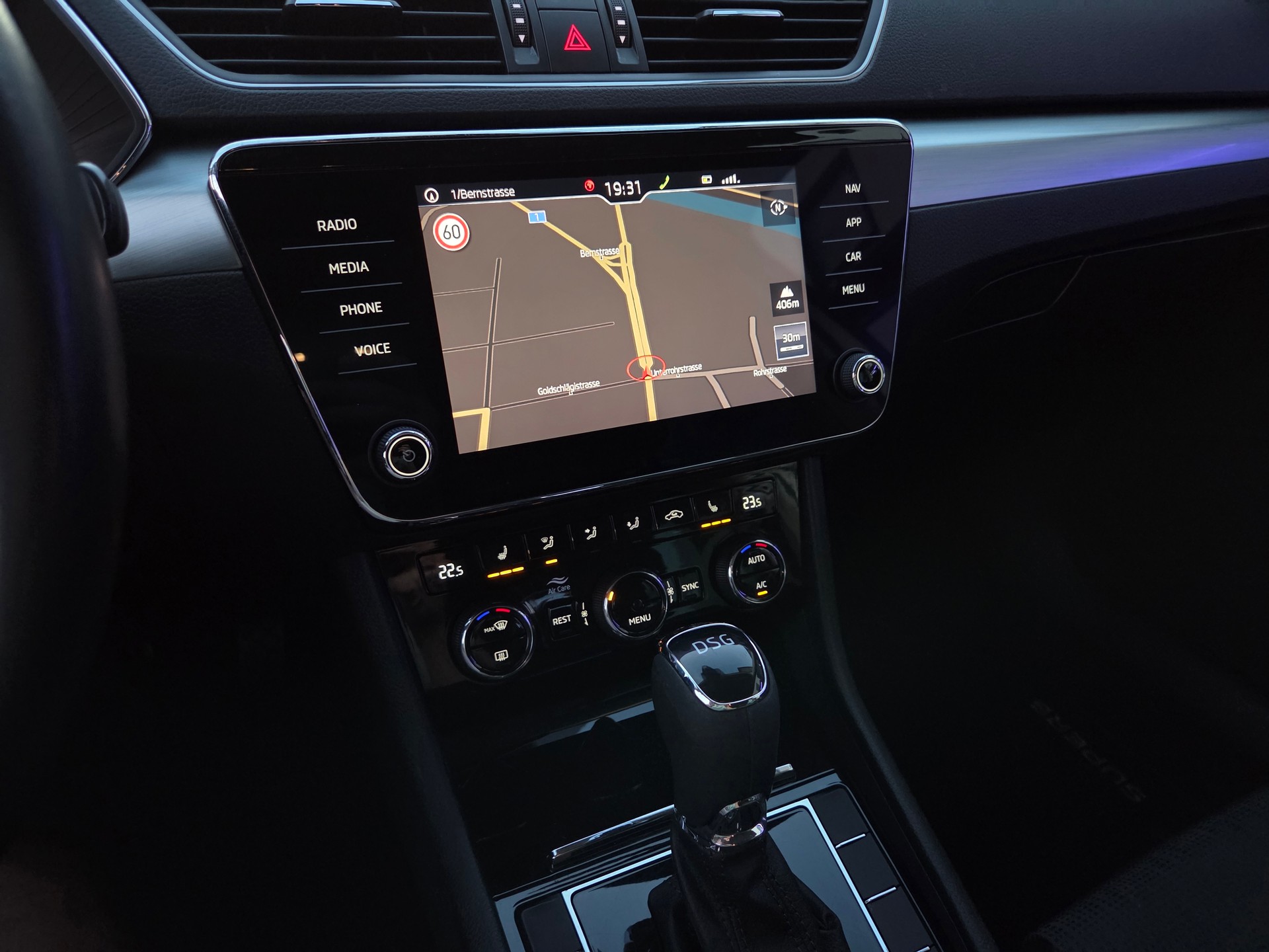 SKODA Superb Combi 2.0 TDi Ambition-image-14