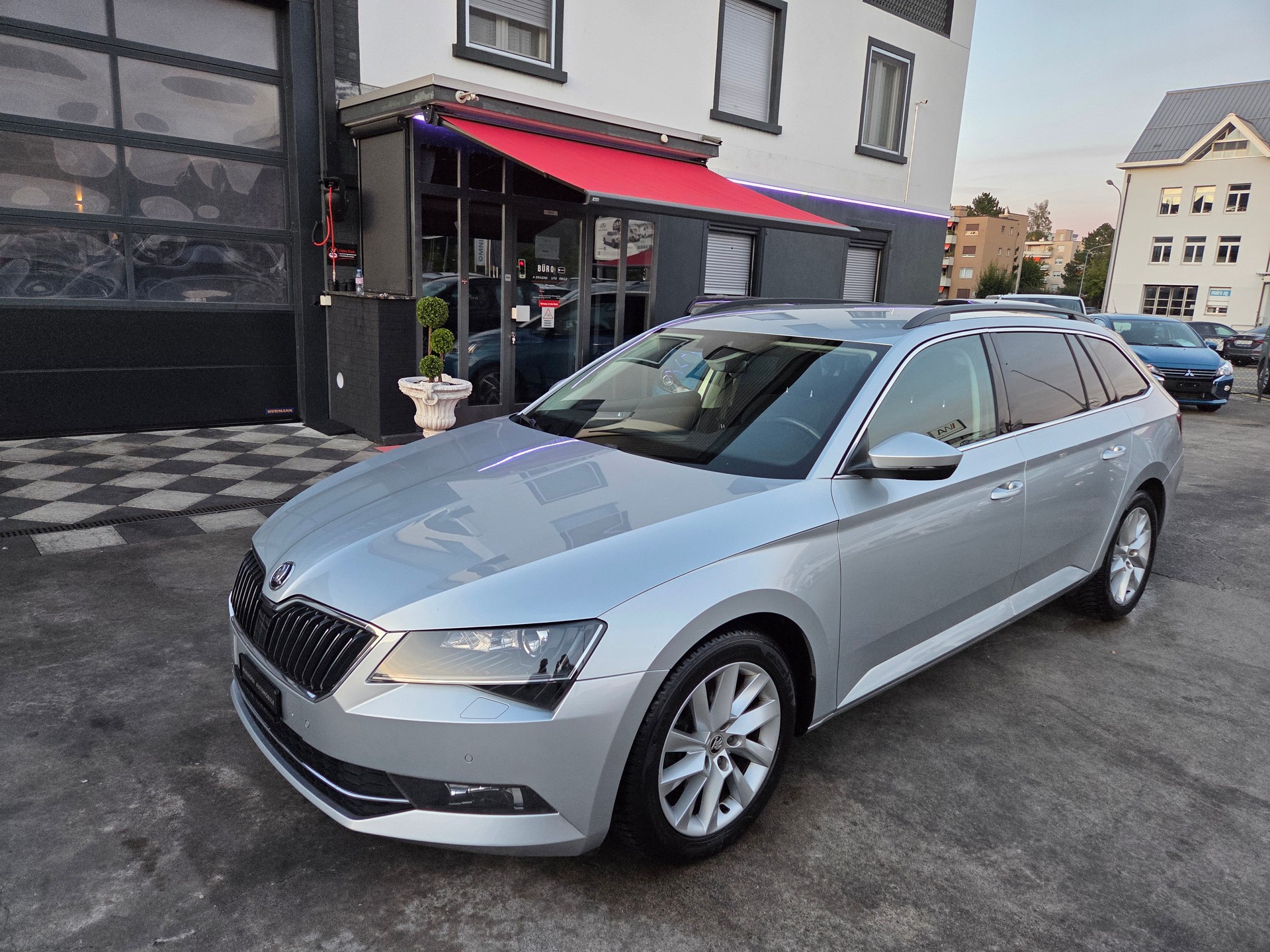 SKODA Superb Combi 2.0 TDi Ambition-image-2