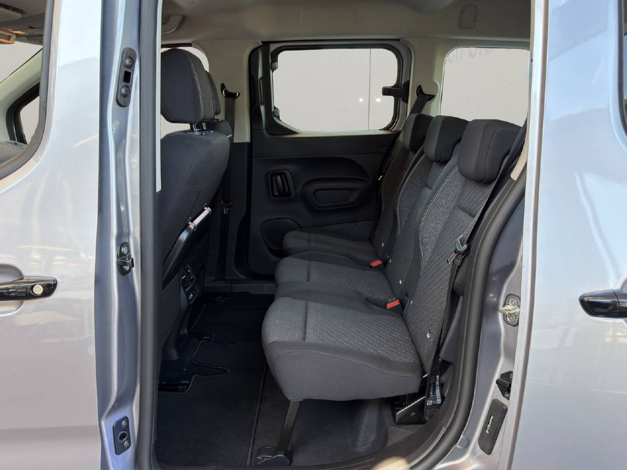 PEUGEOT Rifter Long 1.5 BlueHDi 130 Family Edition-image-9
