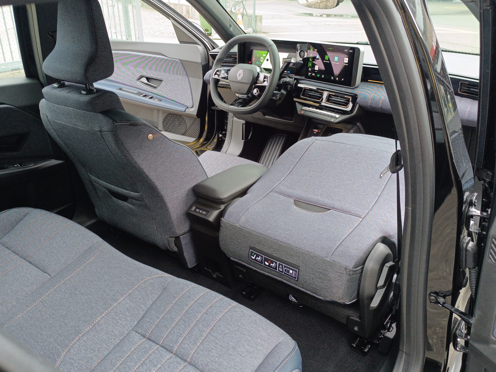 RENAULT R4 E-Tech Comfort Range 52 kWh Techno-image-20