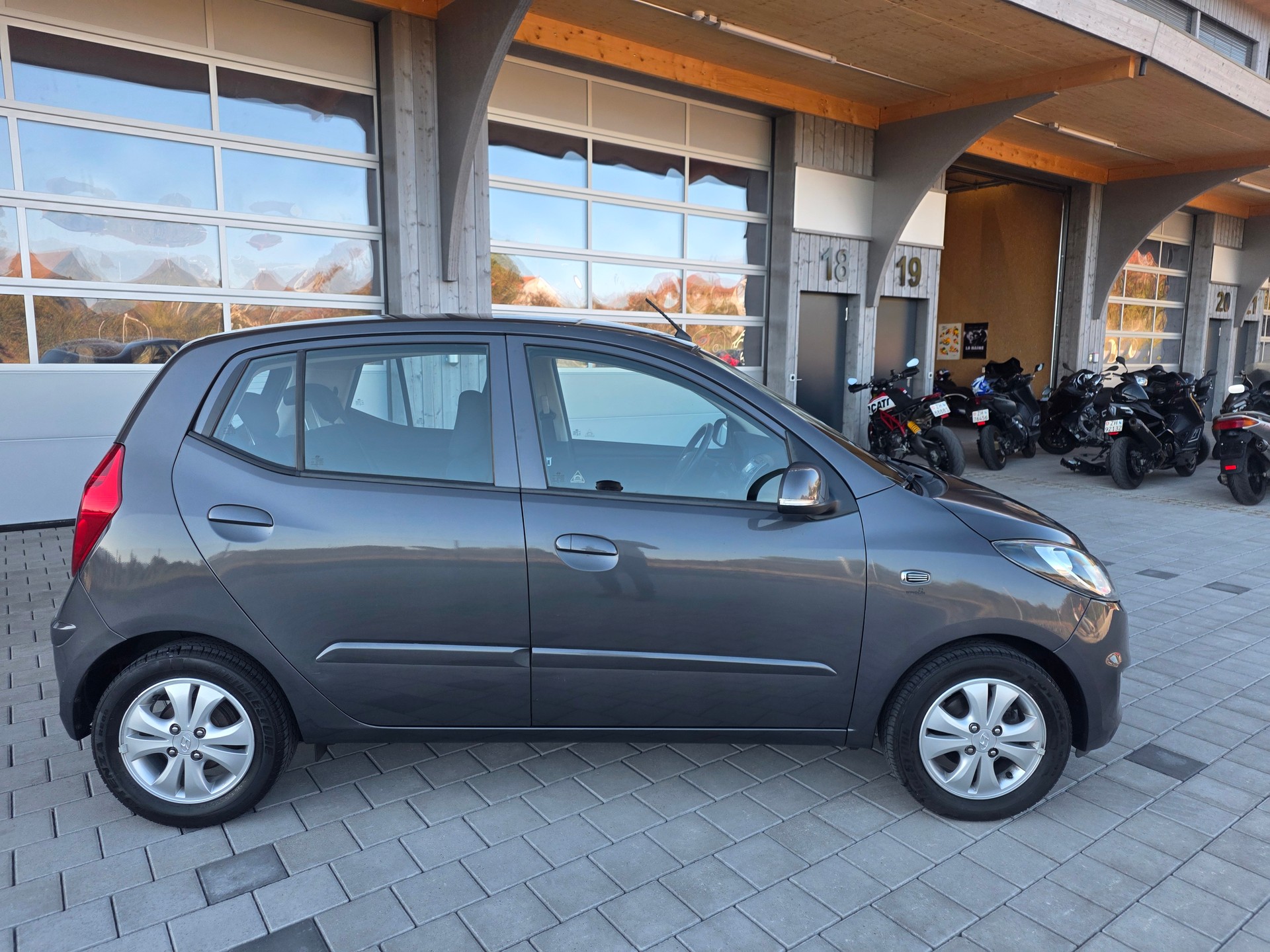HYUNDAI i10 1.2 Style Automatic-image-7