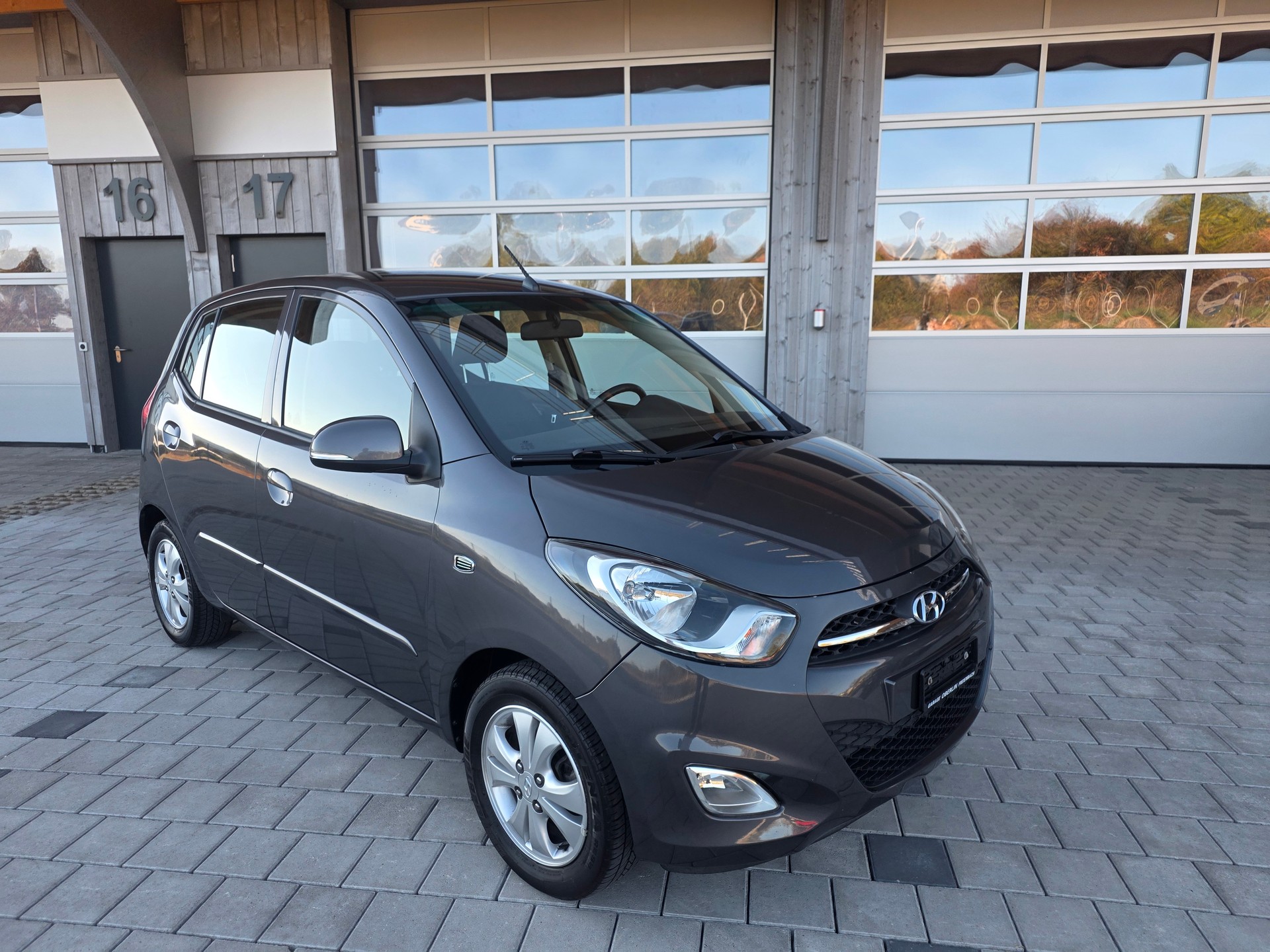 HYUNDAI i10 1.2 Style Automatic-image-2