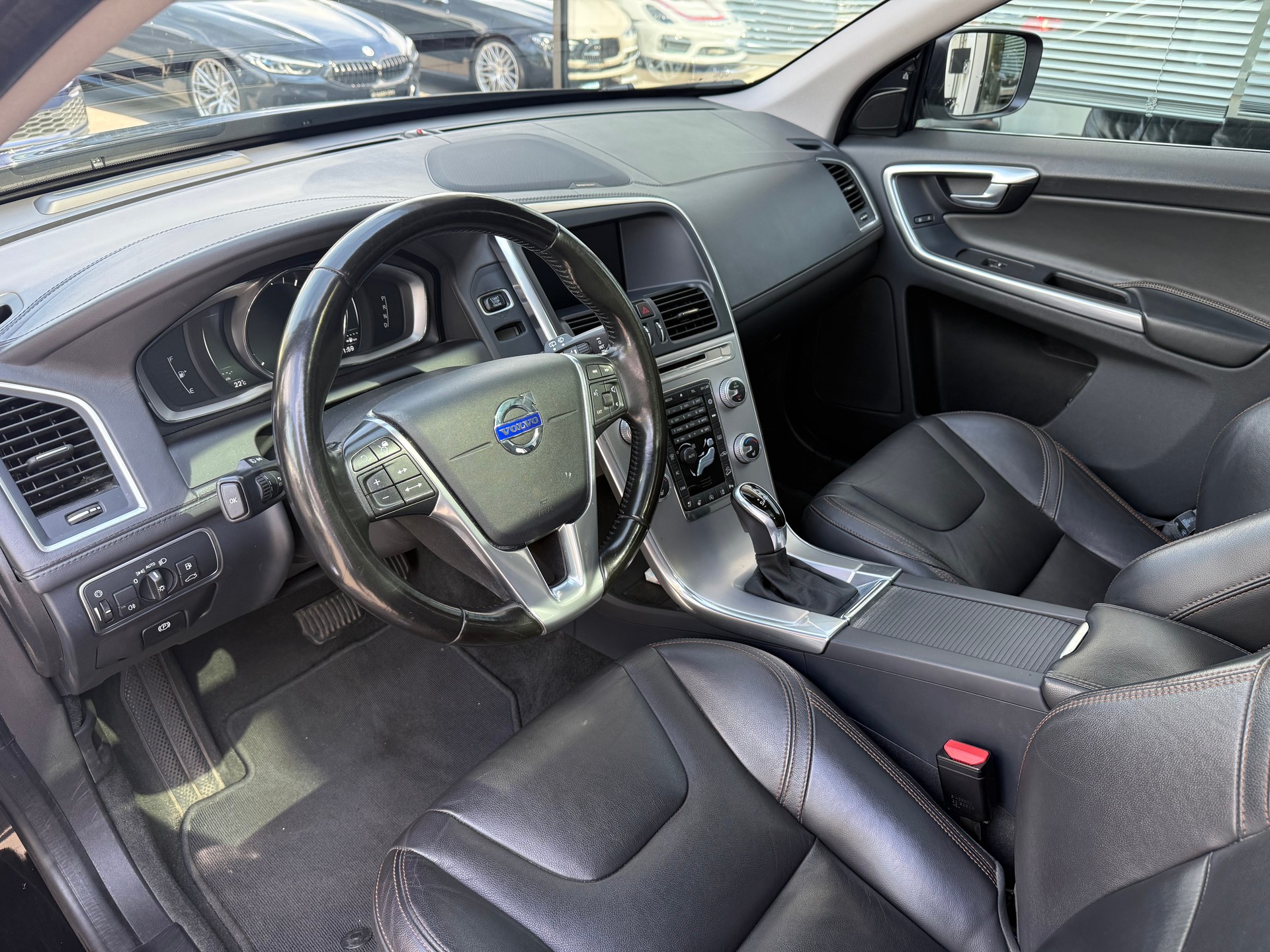 VOLVO XC60 T6 AWD Summum Geartronic-image-6
