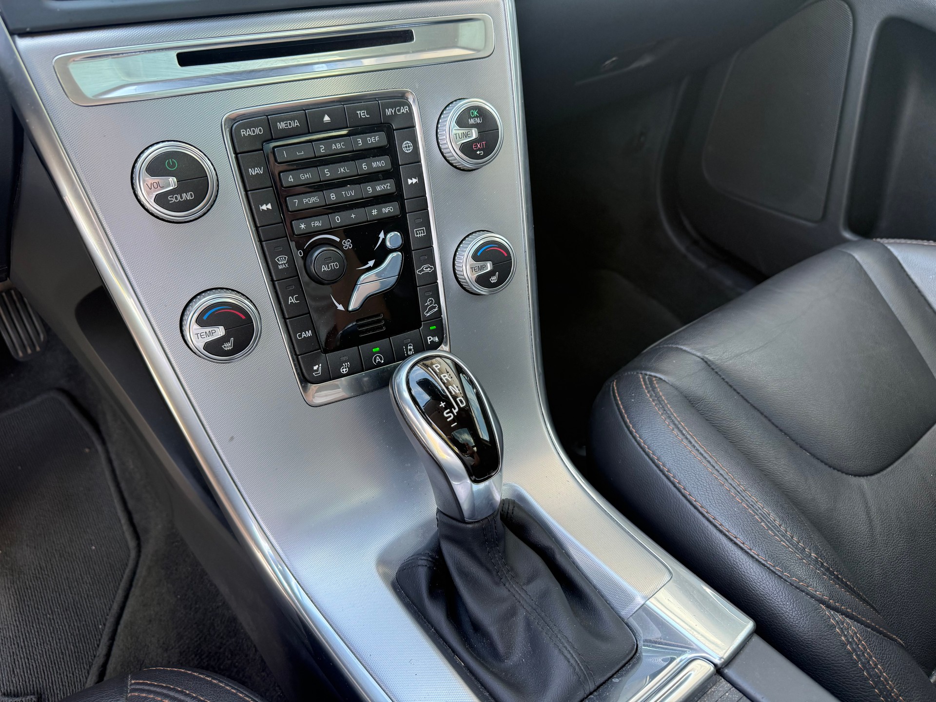 VOLVO XC60 T6 AWD Summum Geartronic-image-16