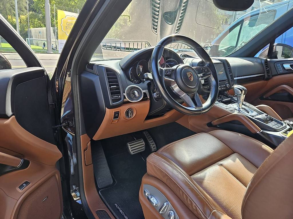 PORSCHE Cayenne S E-Hybrid-image-1