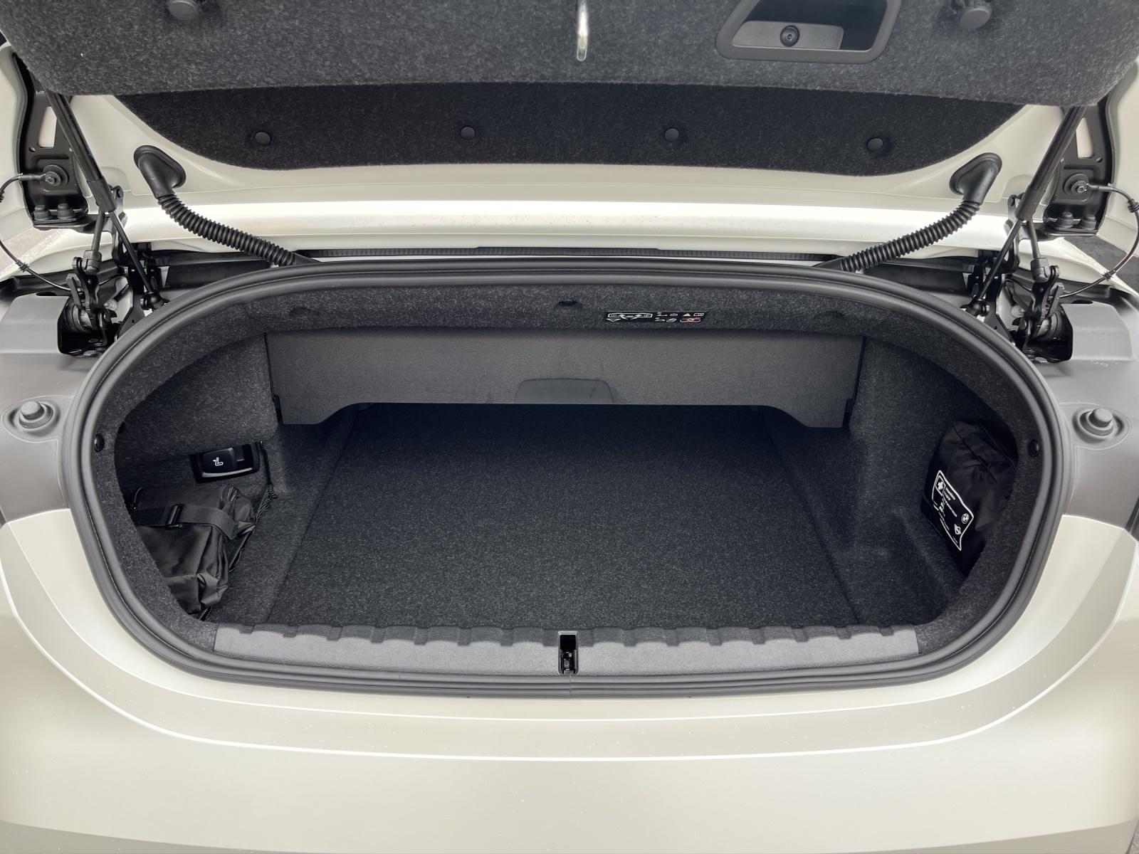 BMW M4 Competition xDrive Cabrio-image-9