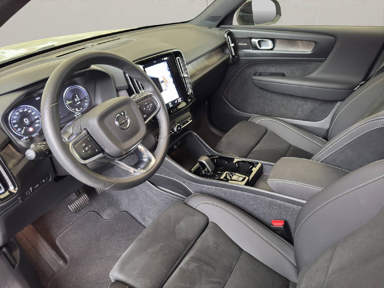 VOLVO XC40 1.5 T5 PiH Ultimate Dark-image-9