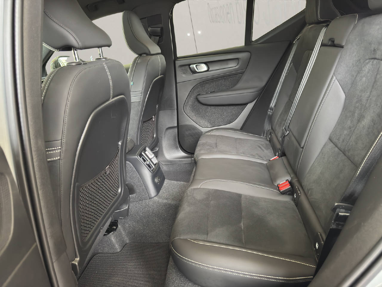 VOLVO XC40 1.5 T5 PiH Ultimate Dark-image-18
