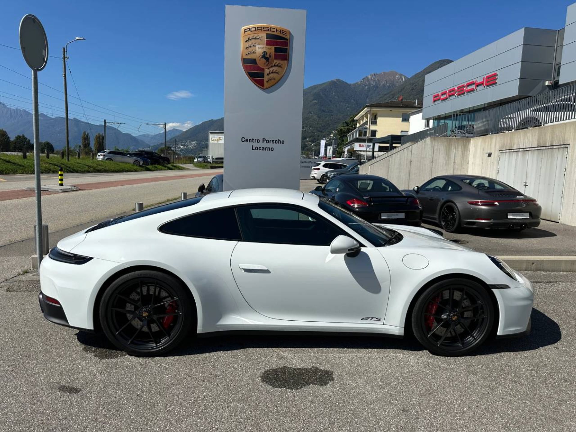 PORSCHE 911 Carrera GTS-image-7