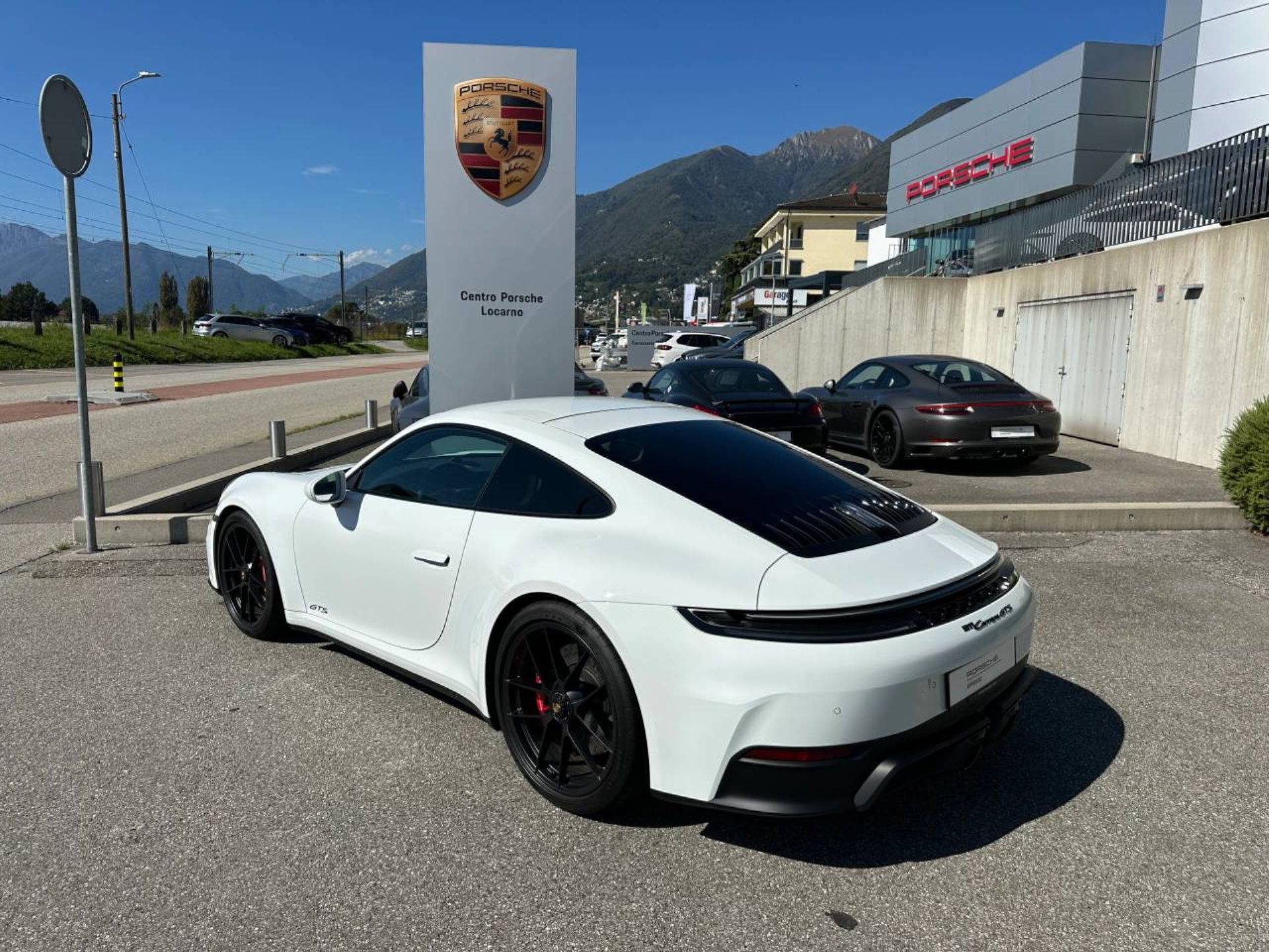 PORSCHE 911 Carrera GTS-showroom-element-2