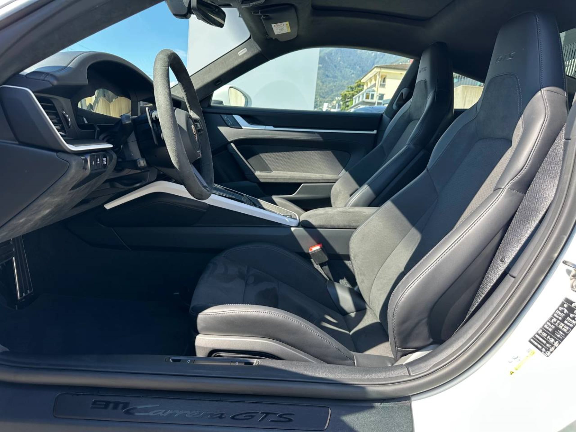 PORSCHE 911 Carrera GTS-image-23