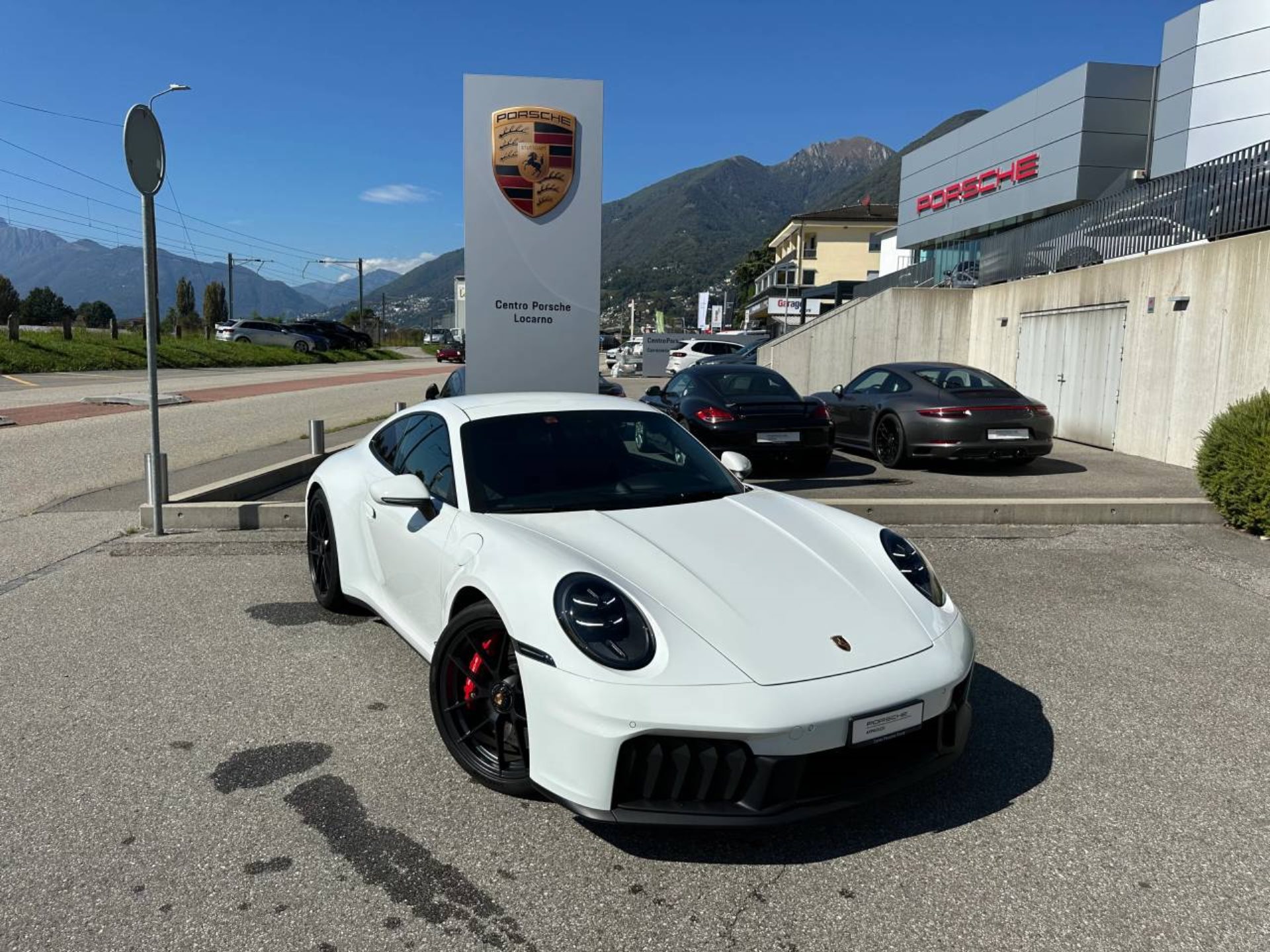 PORSCHE 911 Carrera GTS-image-8