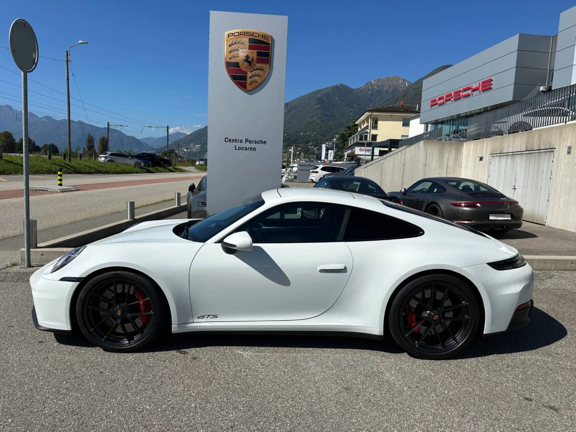 PORSCHE 911 Carrera GTS-showroom-element-1