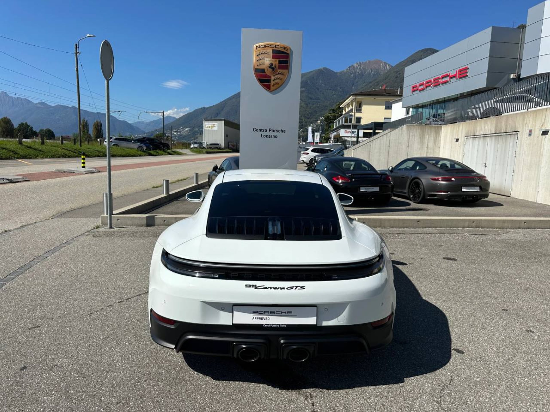 PORSCHE 911 Carrera GTS-image-5