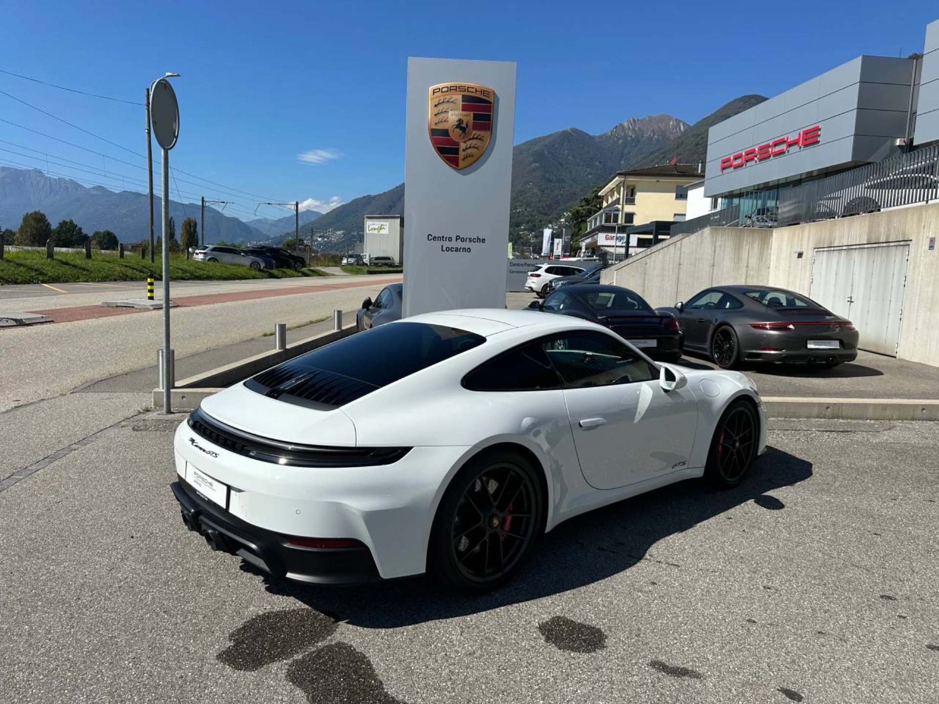 PORSCHE 911 Carrera GTS-image-6