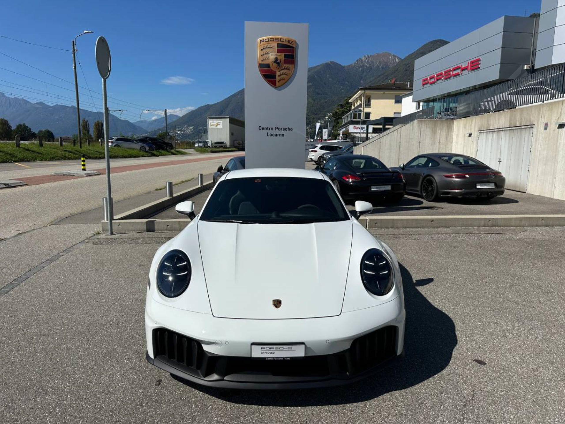 PORSCHE 911 Carrera GTS-image-9