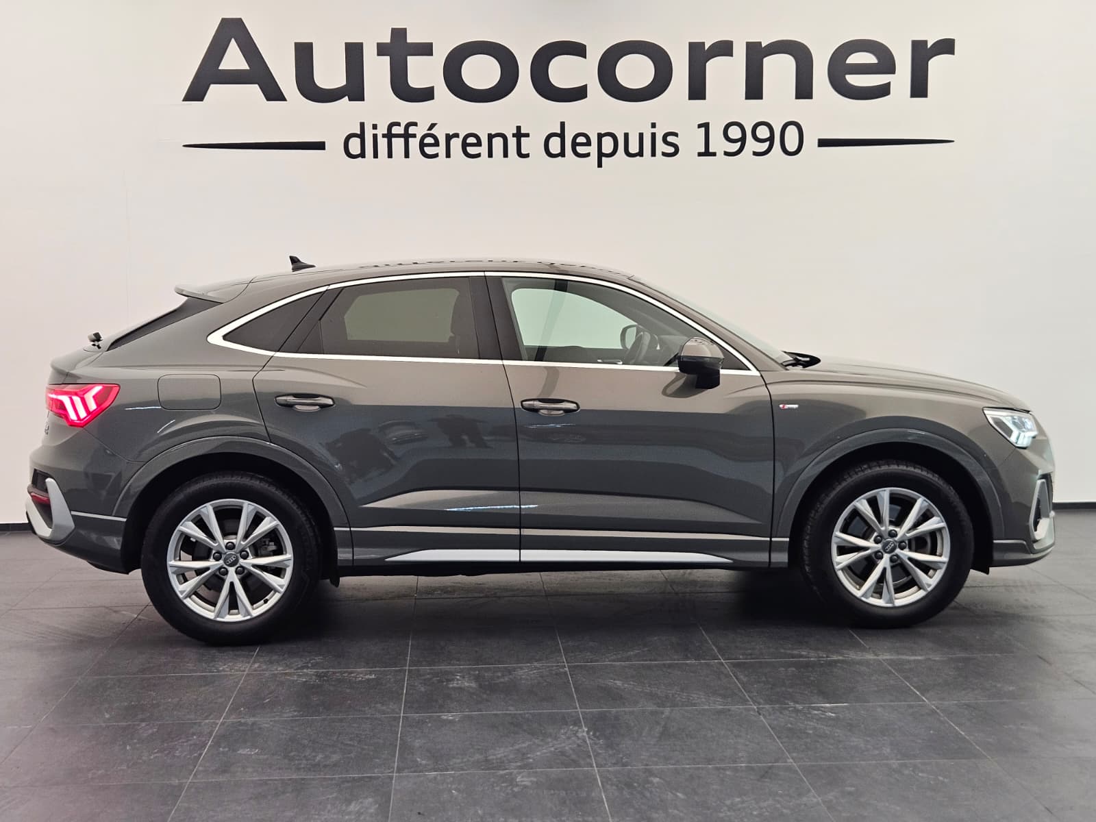 AUDI Q3 Sportback 45 TFSI S line quattro S-tronic-image-5
