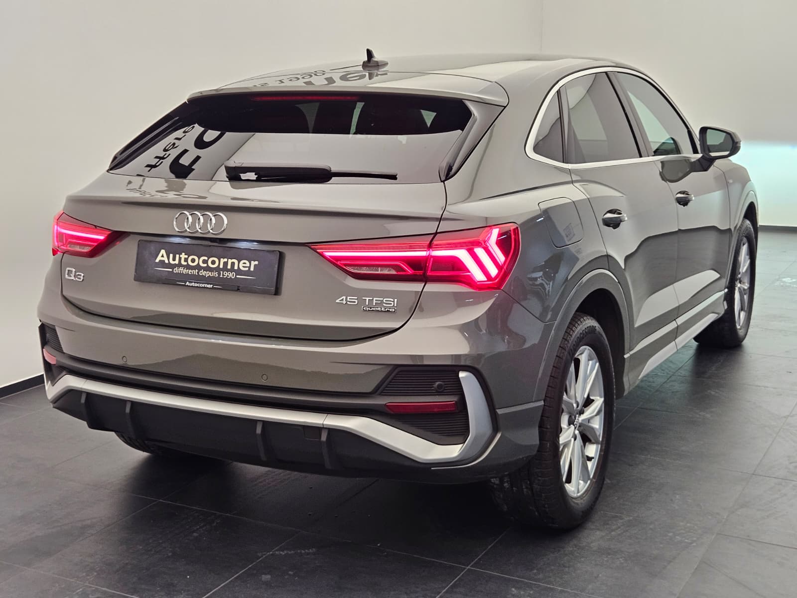 AUDI Q3 Sportback 45 TFSI S line quattro S-tronic-image-6