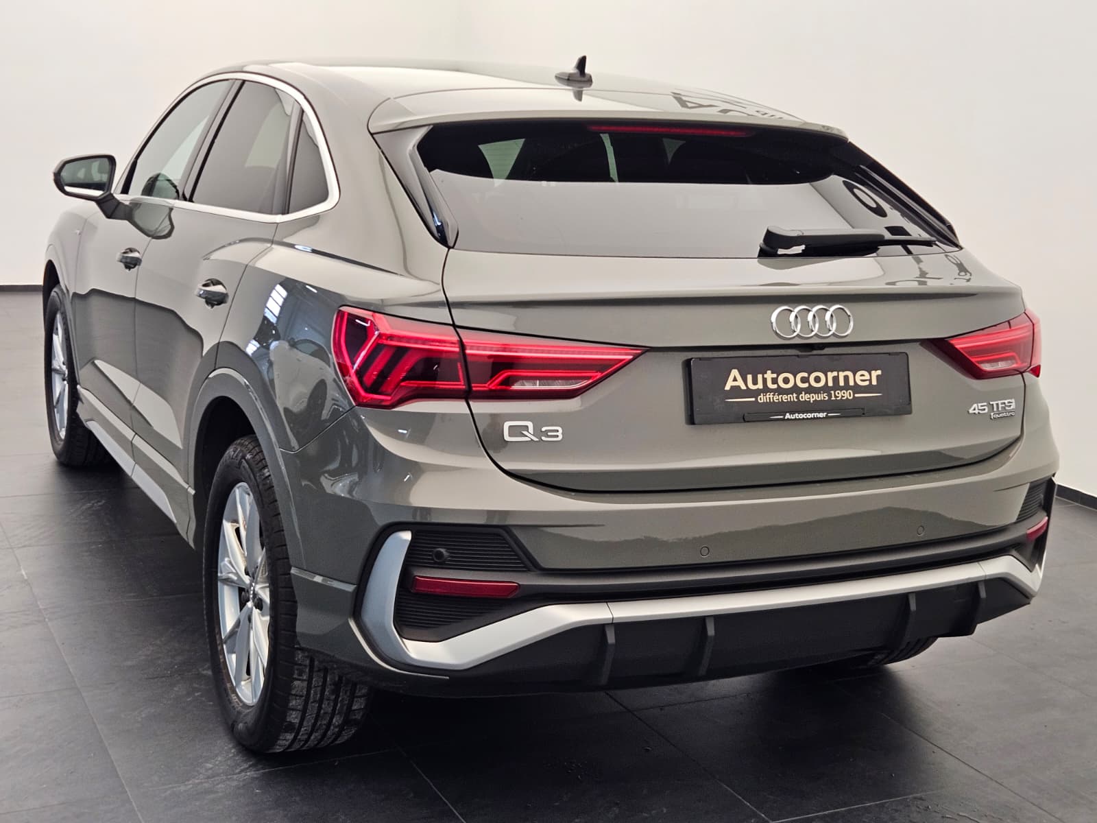 AUDI Q3 Sportback 45 TFSI S line quattro S-tronic-image-8