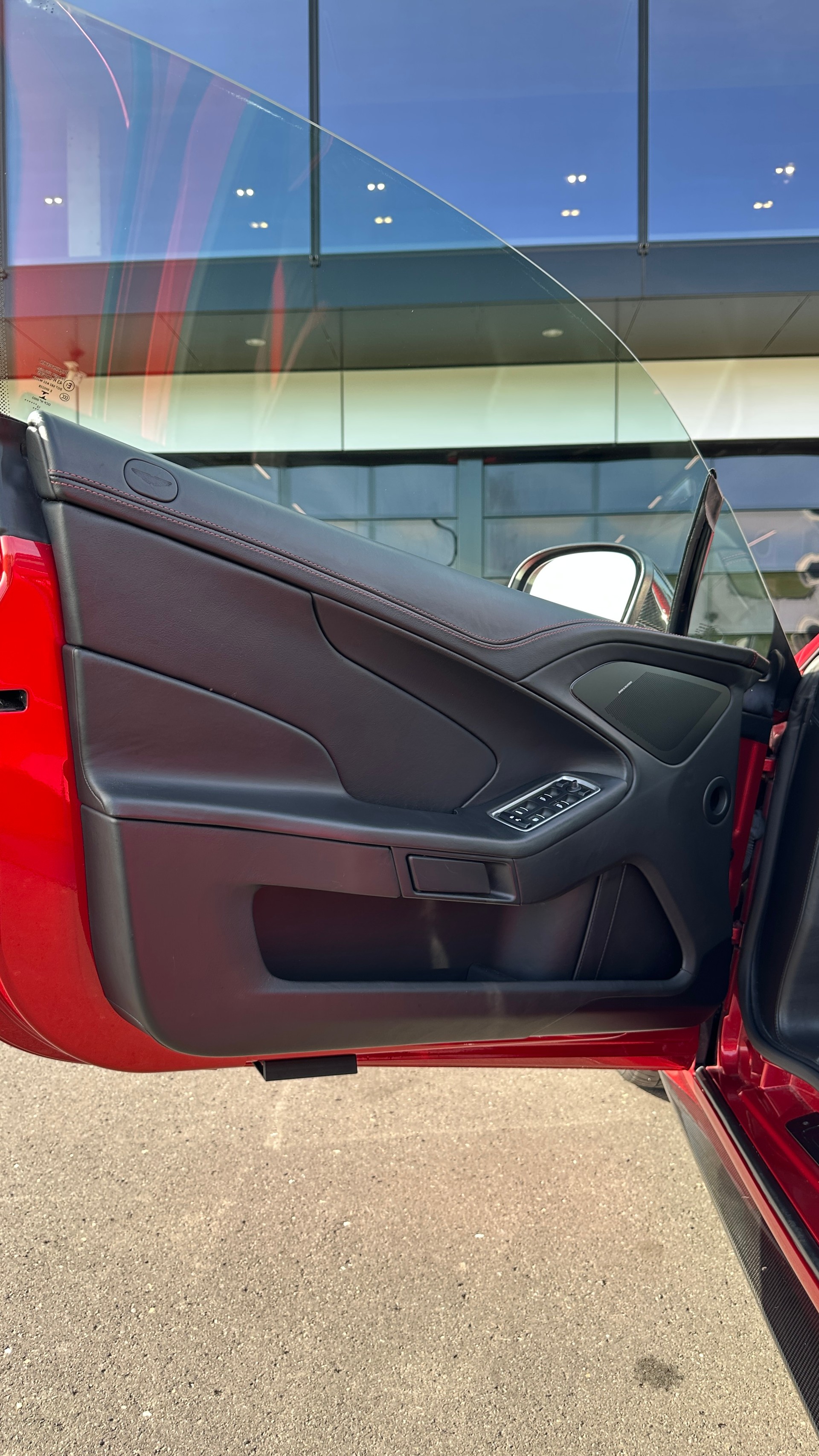 ASTON MARTIN Vanquish V12 5.9-48 Touchtronic 2-image-15