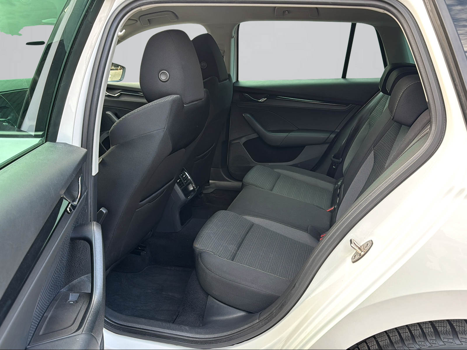 SKODA Octavia Combi 2.0 TDI DSG Ambition-image-12