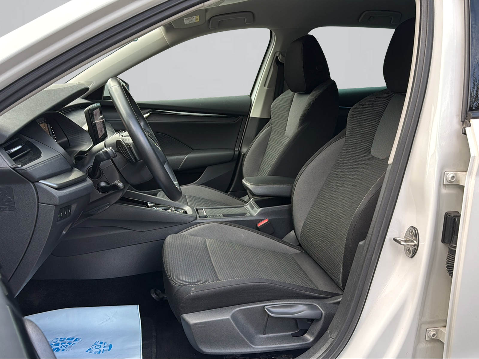 SKODA Octavia Combi 2.0 TDI DSG Ambition-image-9