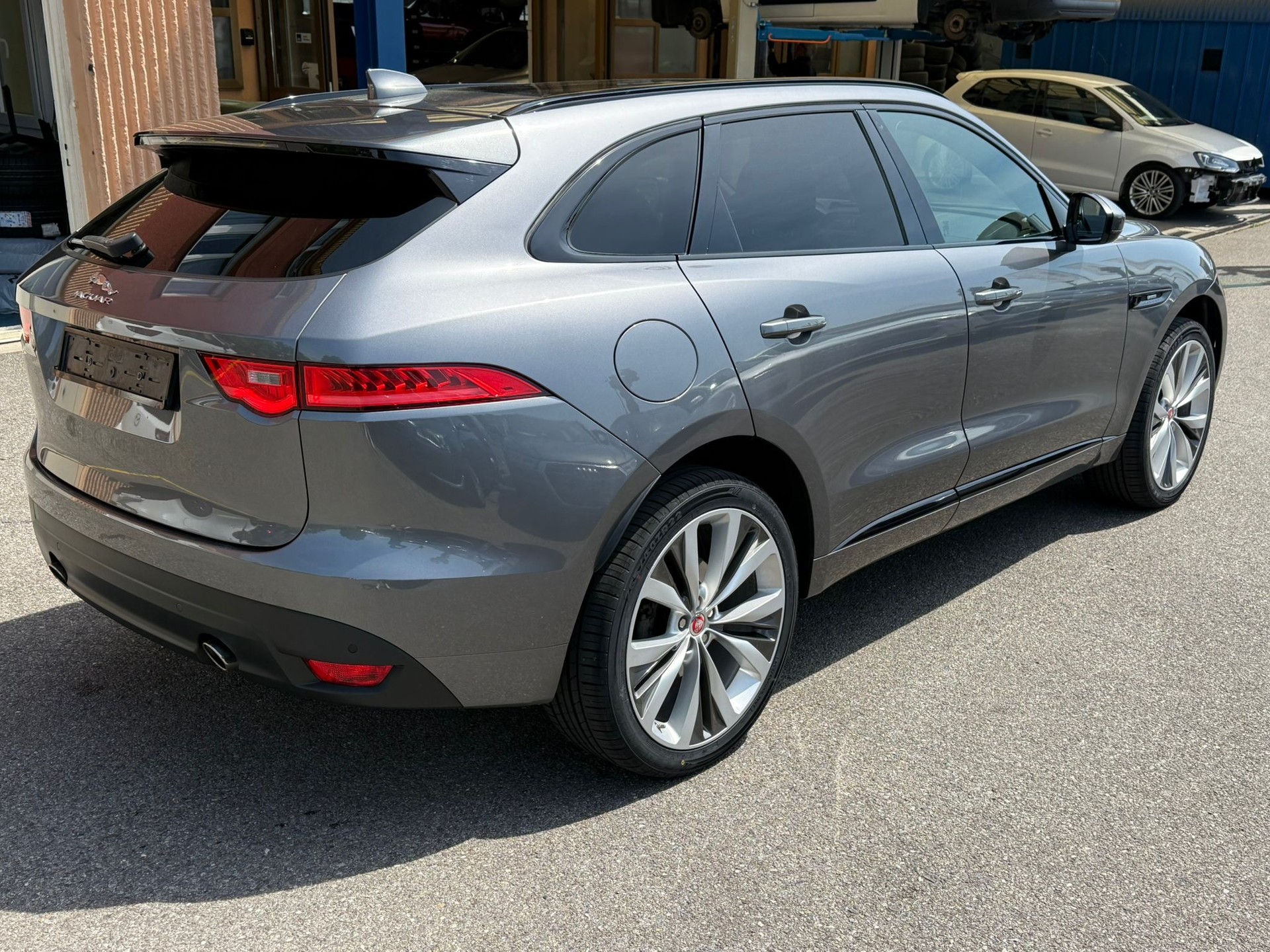 JAGUAR F-Pace 25d RSport Line AWD Automatique-image-4