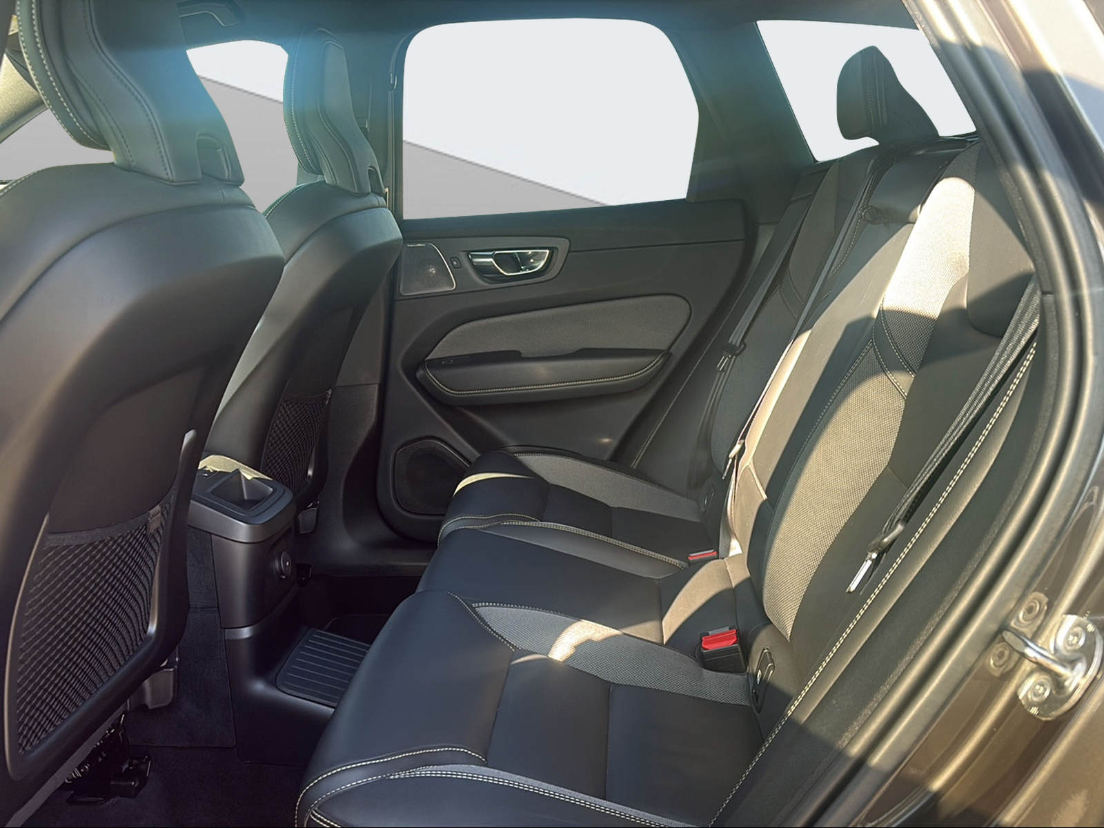 VOLVO XC60 2.0 T8 TE R-Design eAWD-image-13